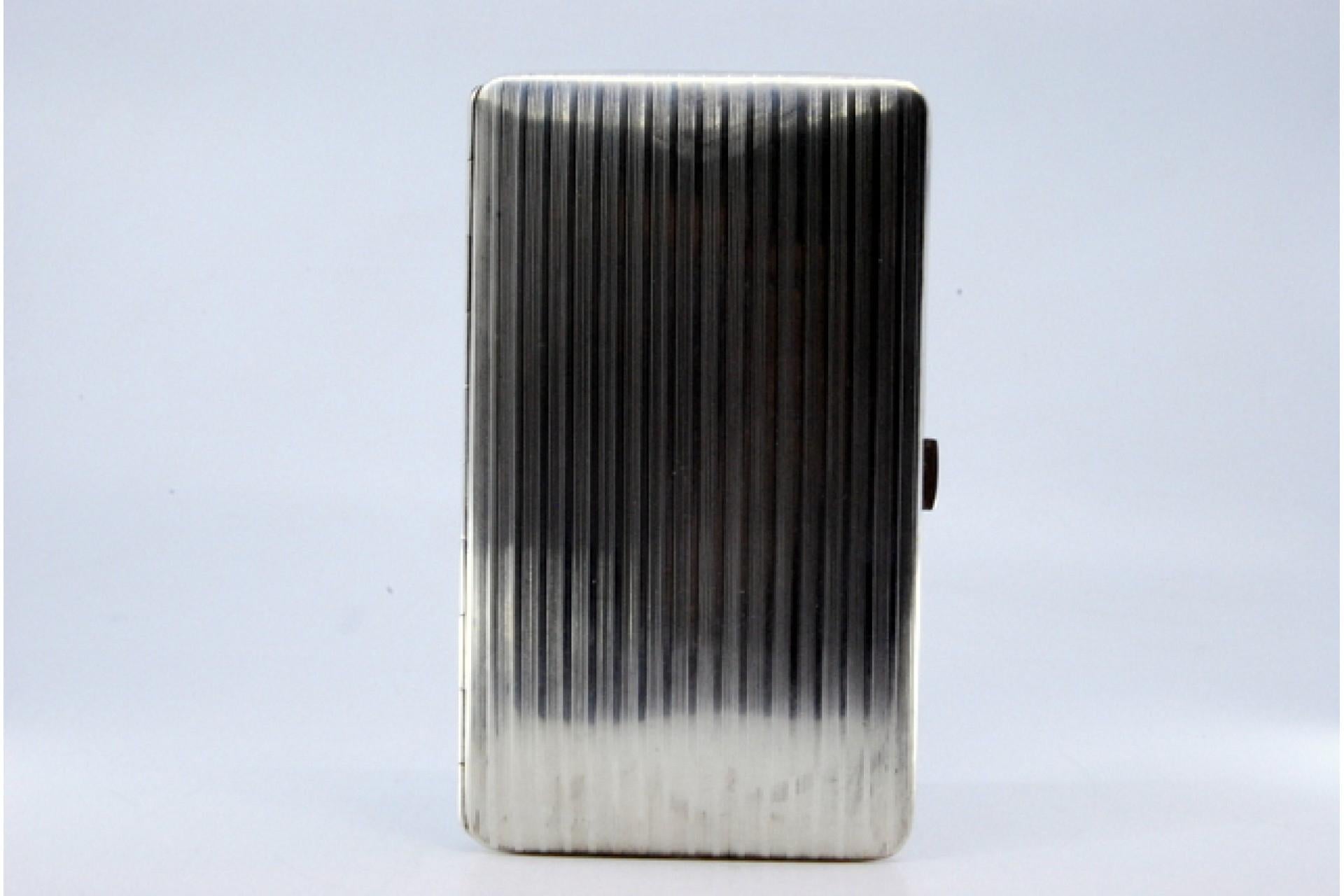 Silver cigarette case with fluted bands on both sides and hinged lid For Sale 1