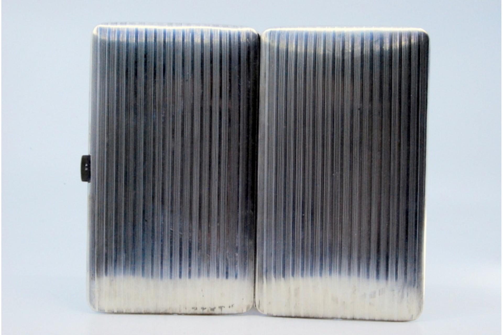 Silver cigarette case with fluted bands on both sides and hinged lid For Sale 3