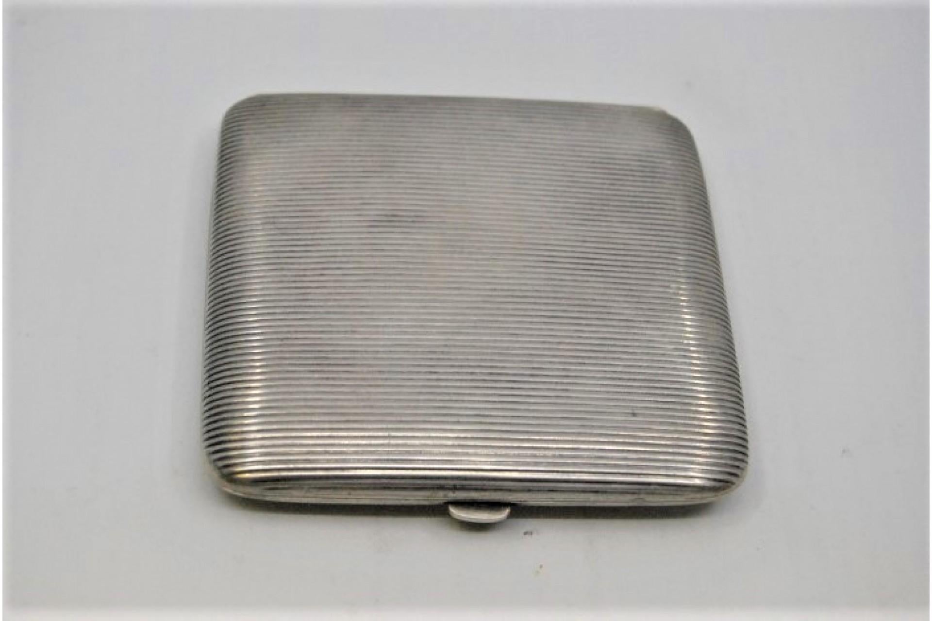 Silver cigarette case with fluted top and gold interior and hinged lid (Europäisch) im Angebot