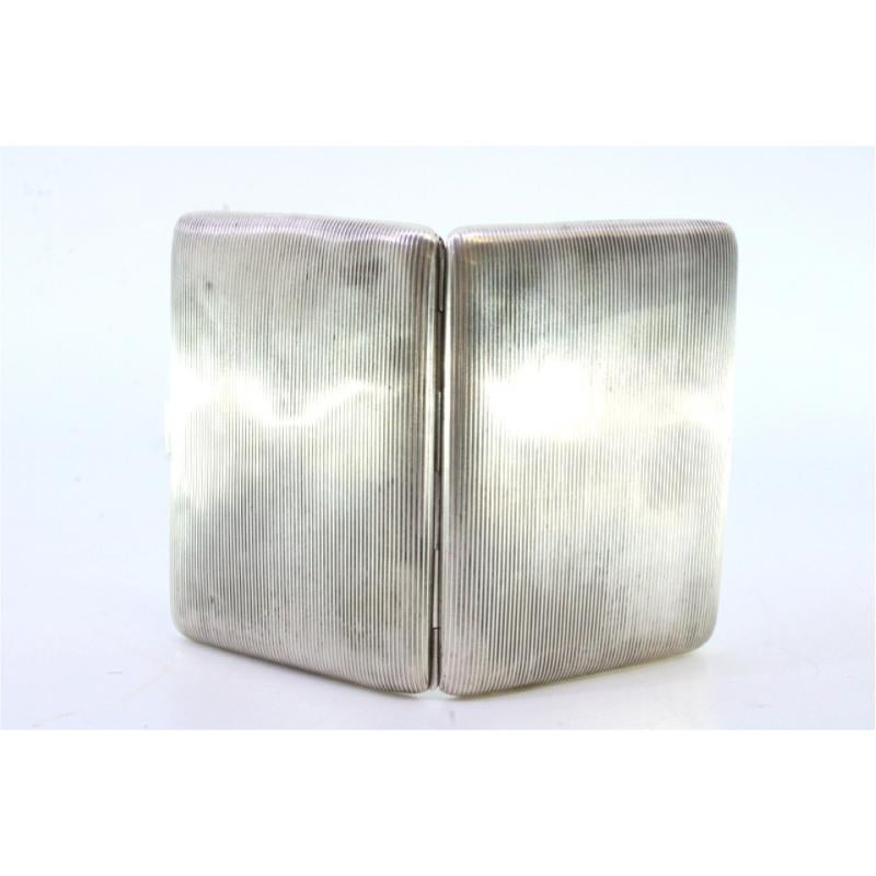 Silver cigarette case with fluted top, gold-toned interior and hinged lid In Good Condition For Sale In Porto, PT