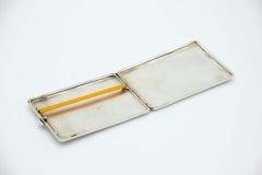 Etui à cigarettes en argent avec bandes guillochées sur la longueur