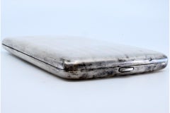 Pitillera de plata con bandas guilloché e interior dorado