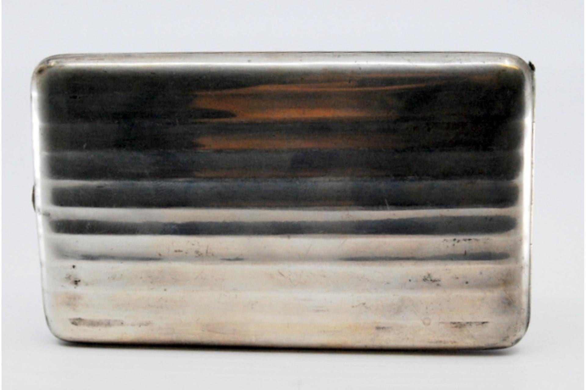 Silver cigarette case with guilloche bands and gold interior In Good Condition For Sale In Porto, PT