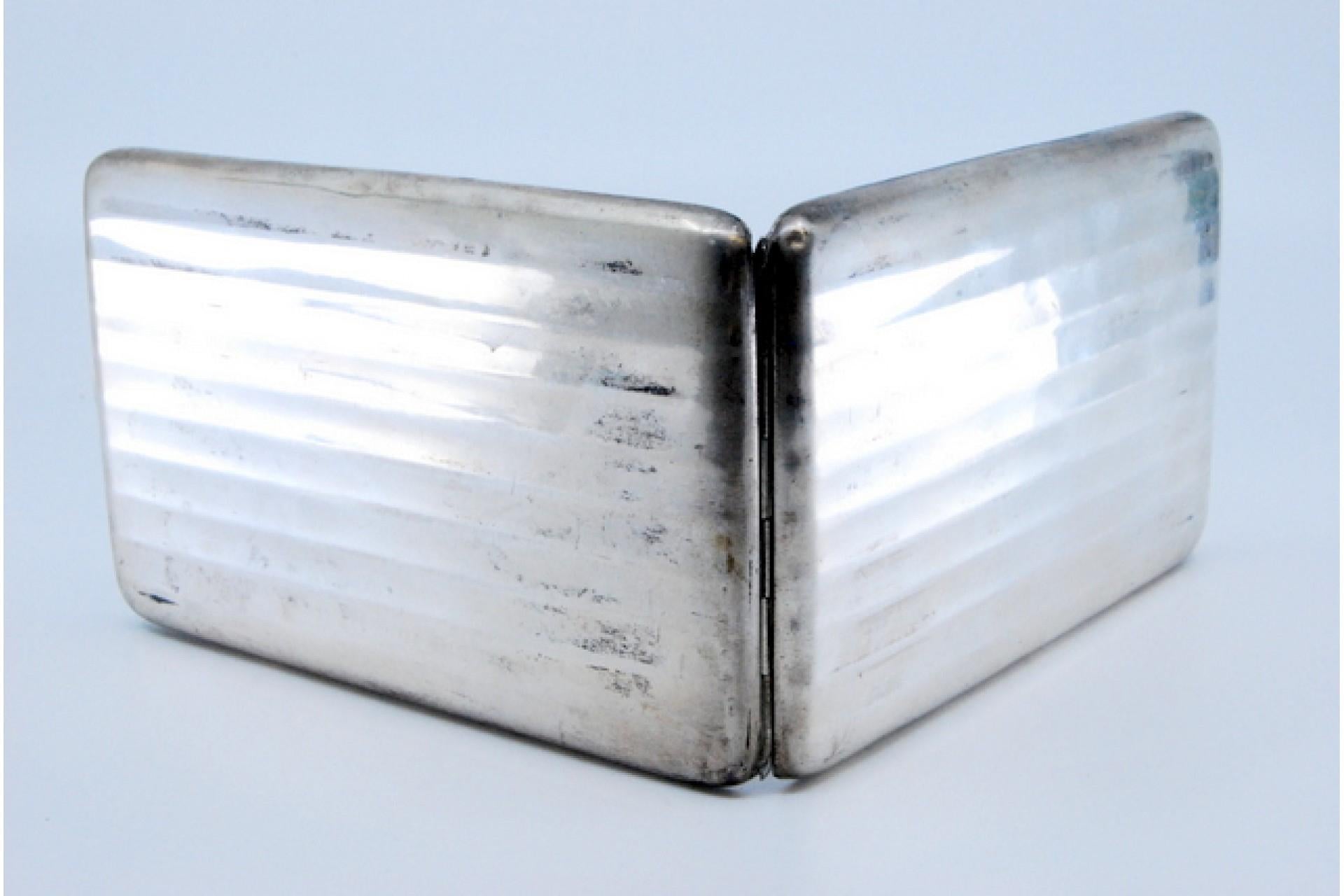Silver cigarette case with guilloche bands and gold interior For Sale 2