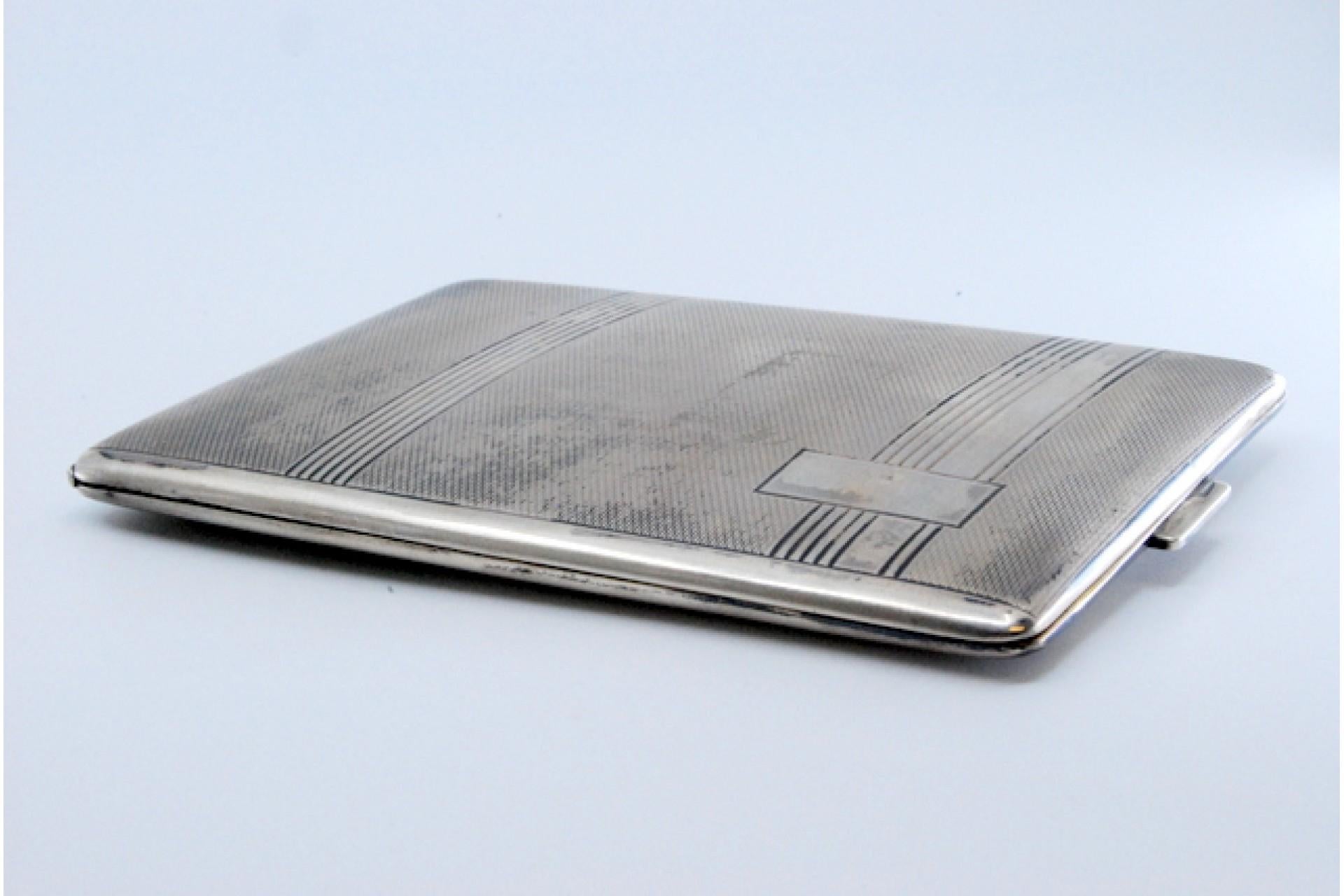 Silver cigarette case with guilloche bands at the top and hinged lid For Sale 5