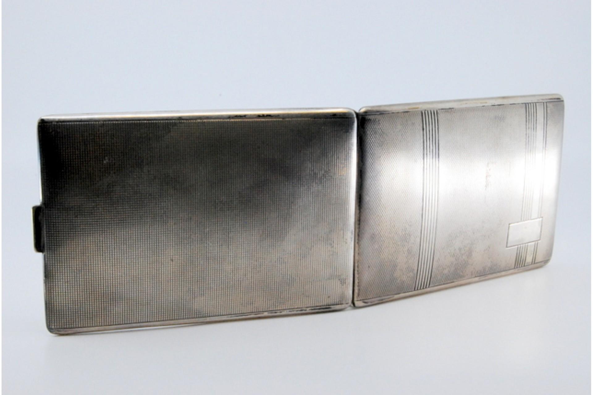 Silver cigarette case with guilloche bands at the top and hinged lid In Good Condition For Sale In Porto, PT