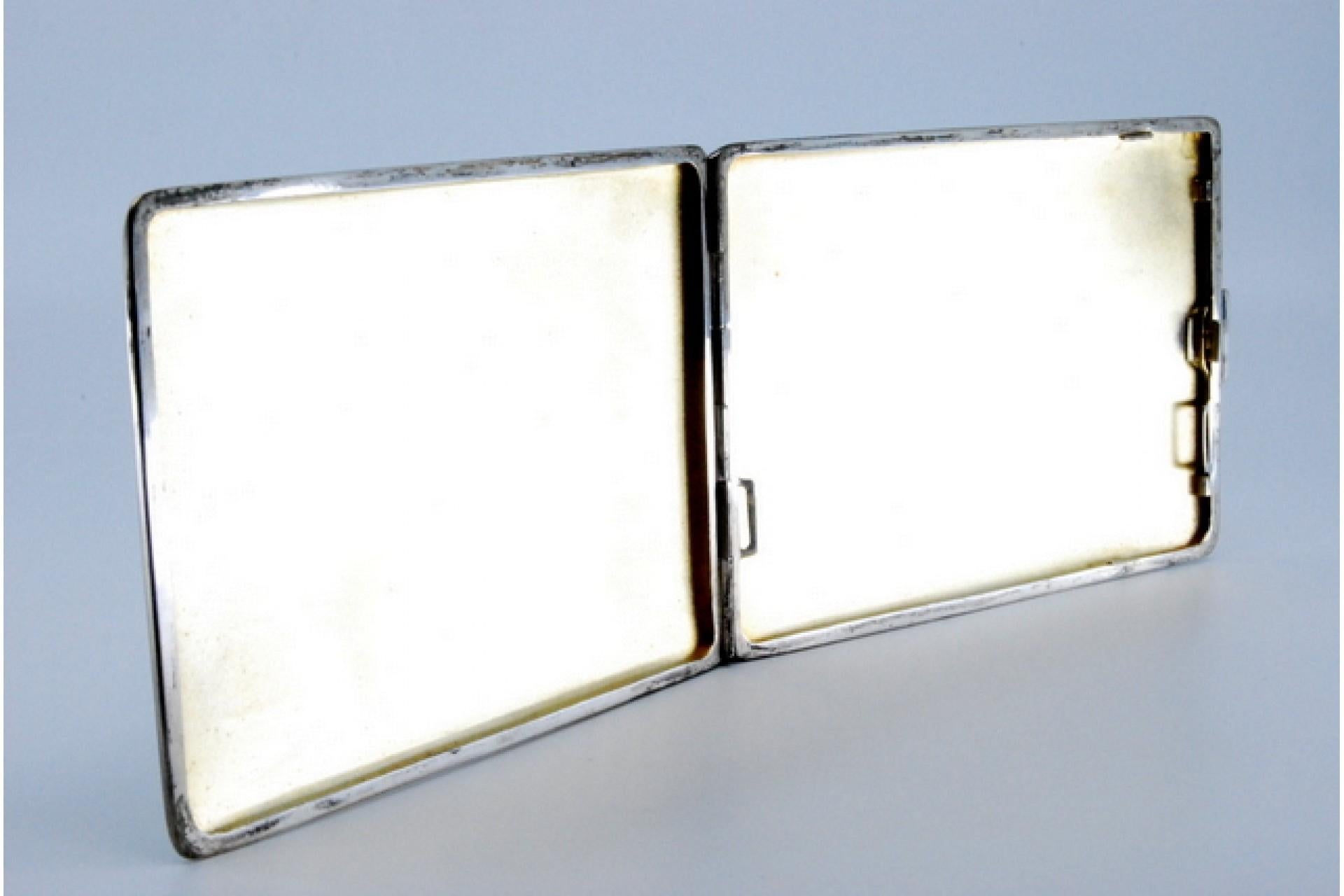 20th Century Silver cigarette case with guilloche bands at the top and hinged lid For Sale