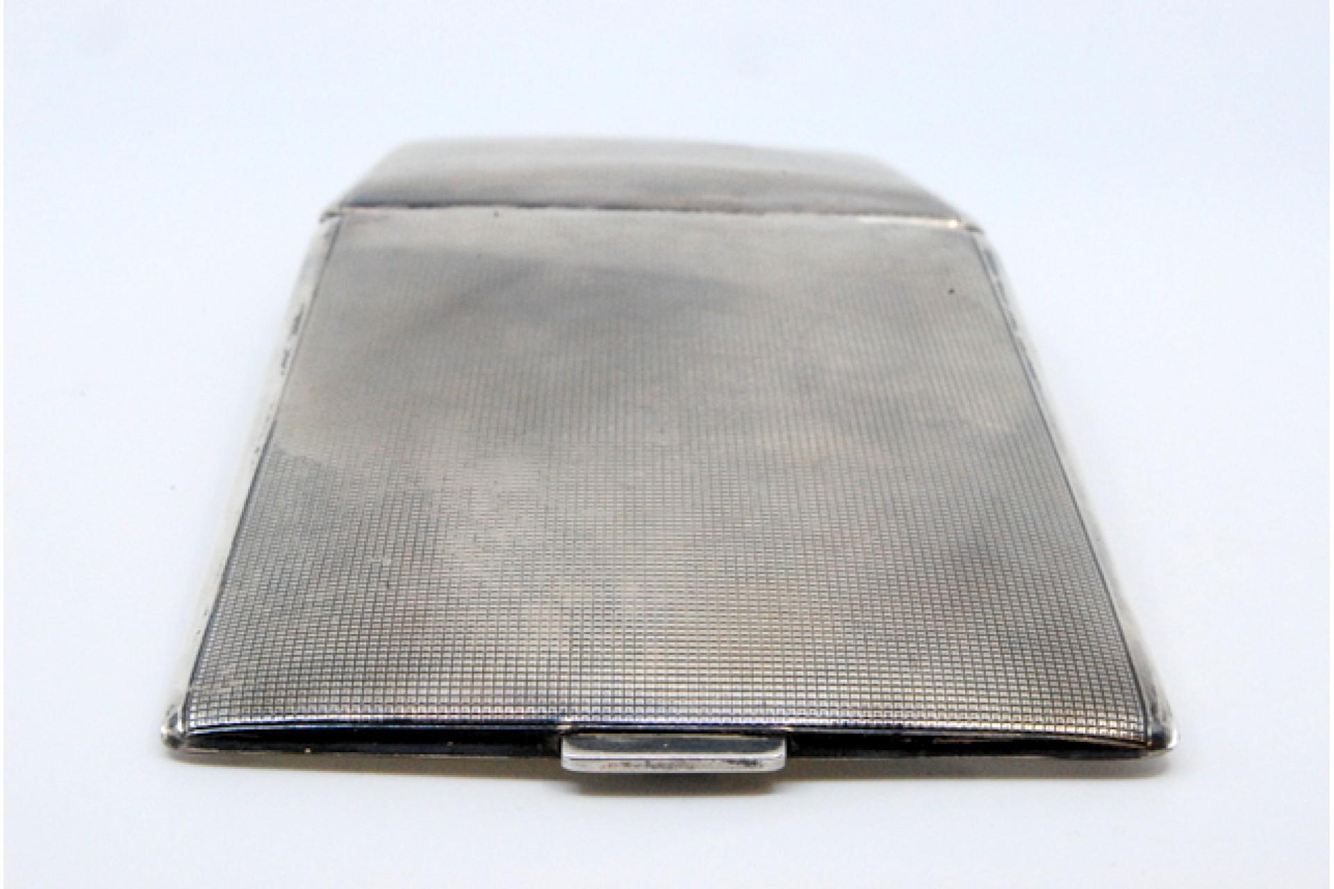 Silver cigarette case with guilloche bands at the top and hinged lid For Sale 1