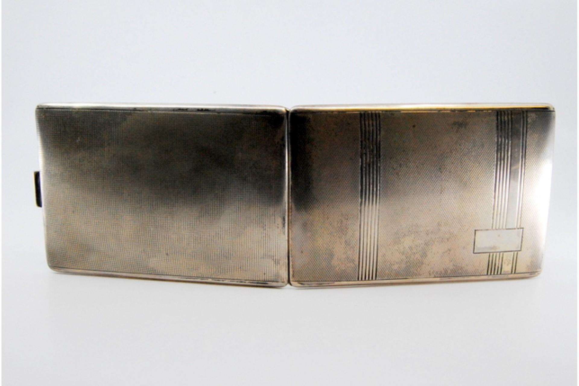 Silver cigarette case with guilloche bands at the top and hinged lid For Sale 2