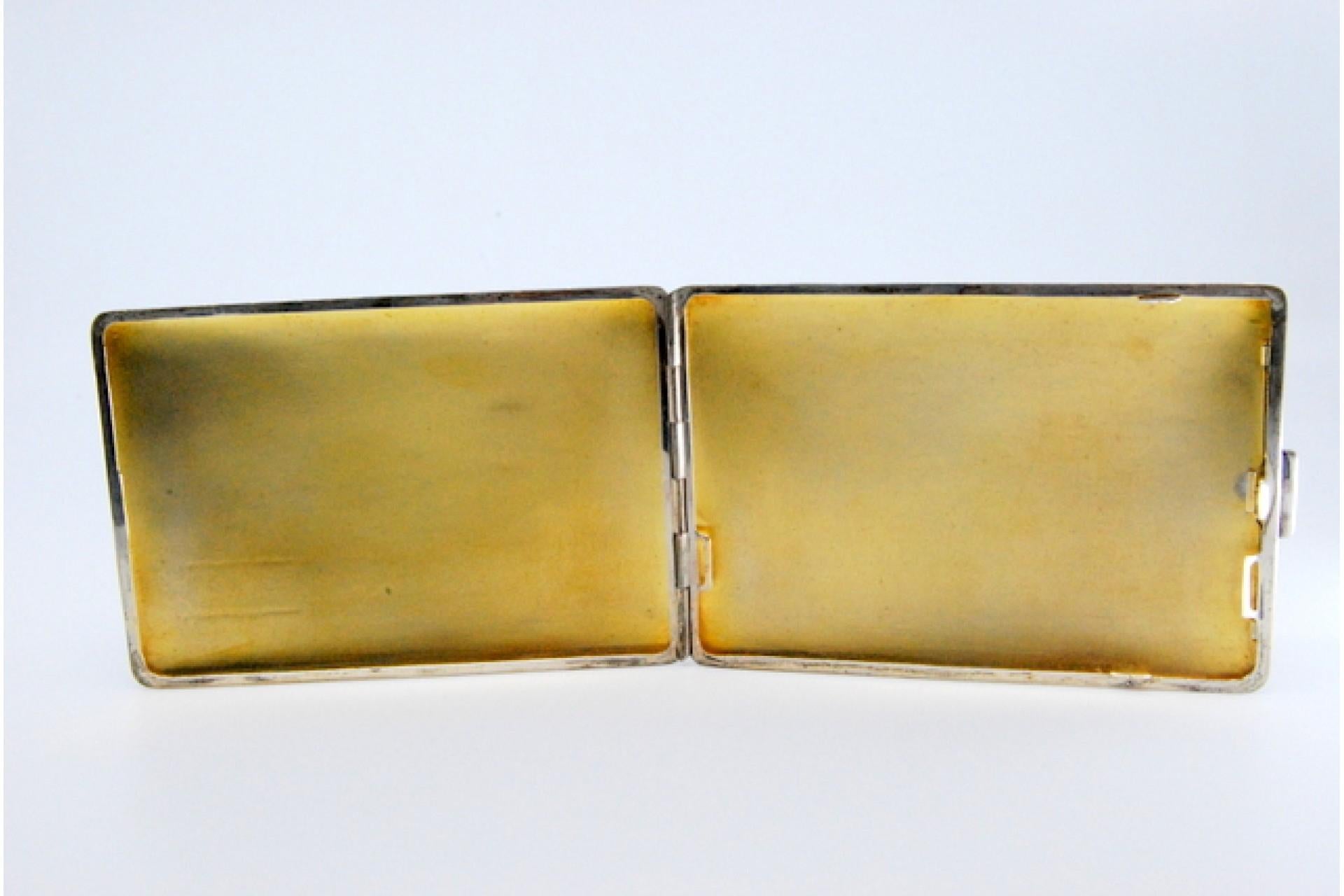 Silver cigarette case with guilloche bands at the top and hinged lid For Sale 3