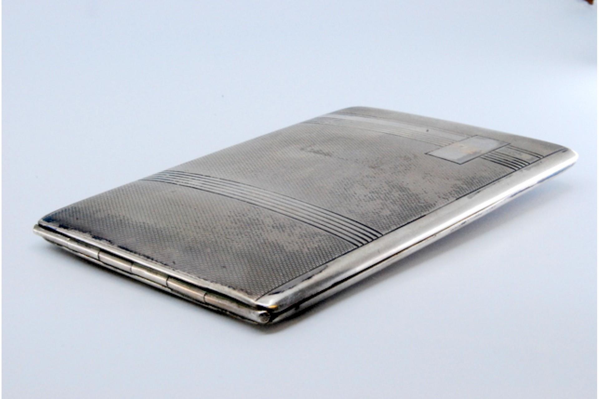 Silver cigarette case with guilloche bands at the top and hinged lid For Sale 4