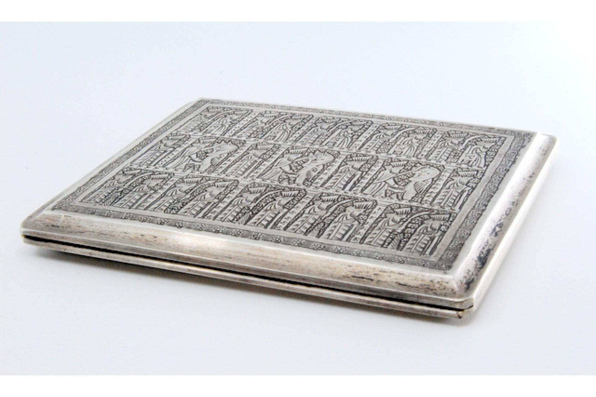 Silver cigarette case with Middle Eastern-style reliefs and a hinged lid For Sale 5