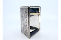 Etui à cigarettes en argent avec des reliefs de style moyen-oriental et un couvercle à charnière