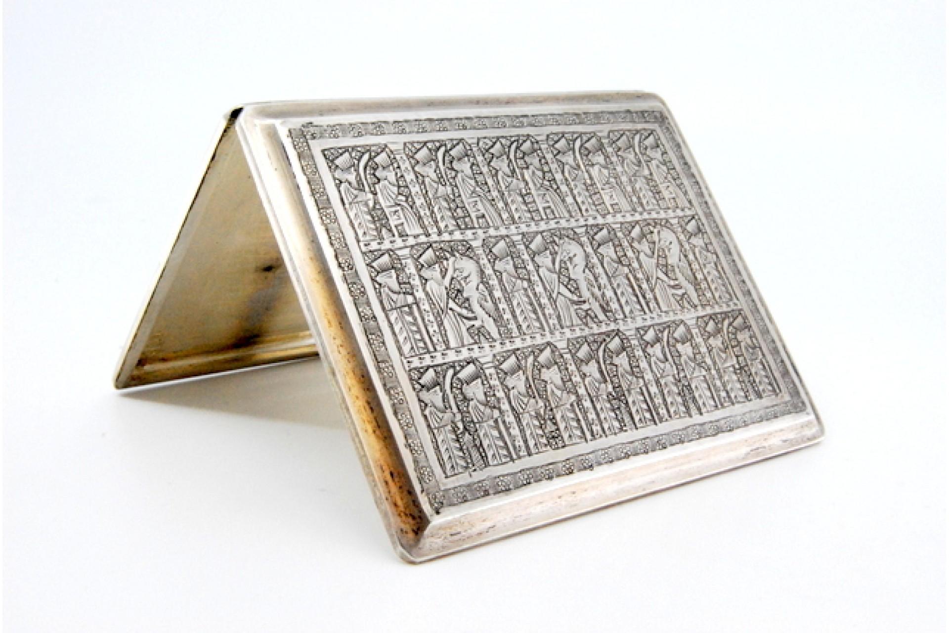 Silver cigarette case with Middle Eastern-style reliefs and a hinged lid In Good Condition For Sale In Porto, PT