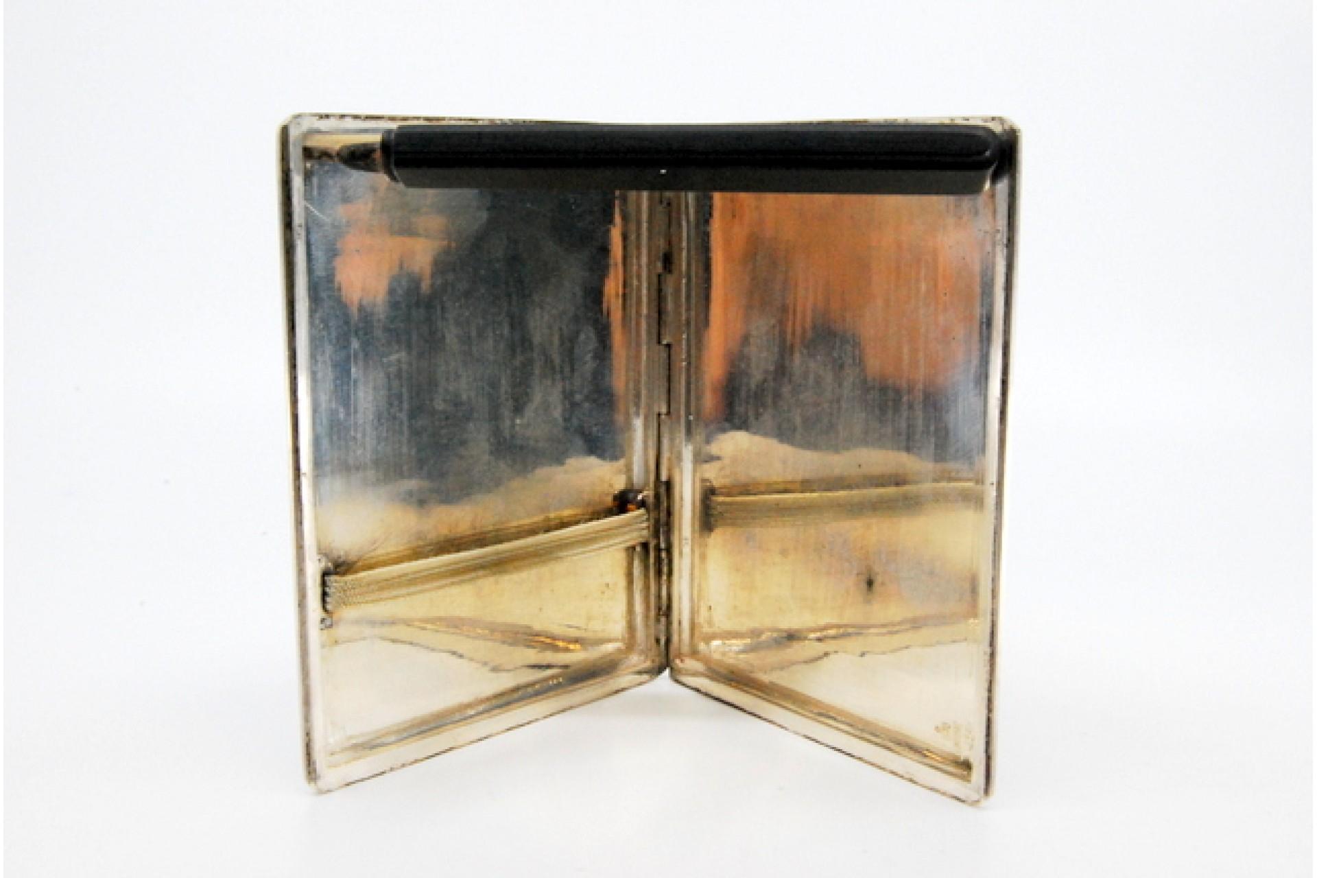 20th Century Silver cigarette case with Middle Eastern-style reliefs and a hinged lid For Sale