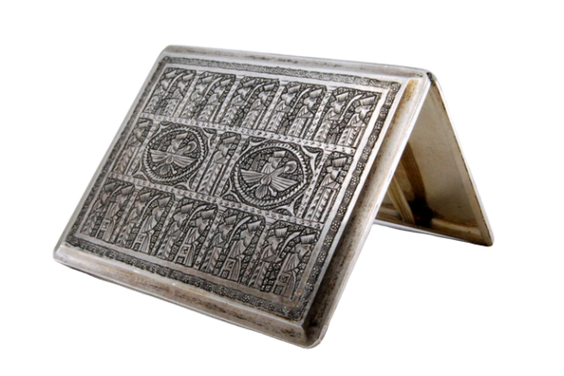 Silver cigarette case with Middle Eastern-style reliefs and a hinged lid For Sale 1