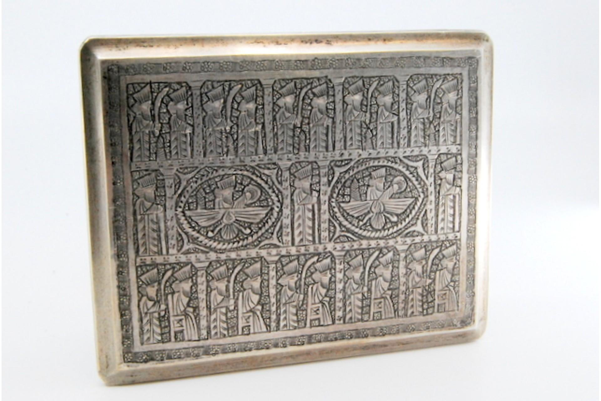 Silver cigarette case with Middle Eastern-style reliefs and a hinged lid For Sale 2