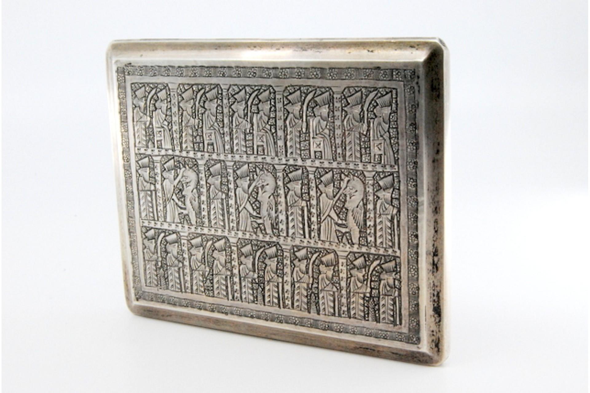 Silver cigarette case with Middle Eastern-style reliefs and a hinged lid For Sale 3