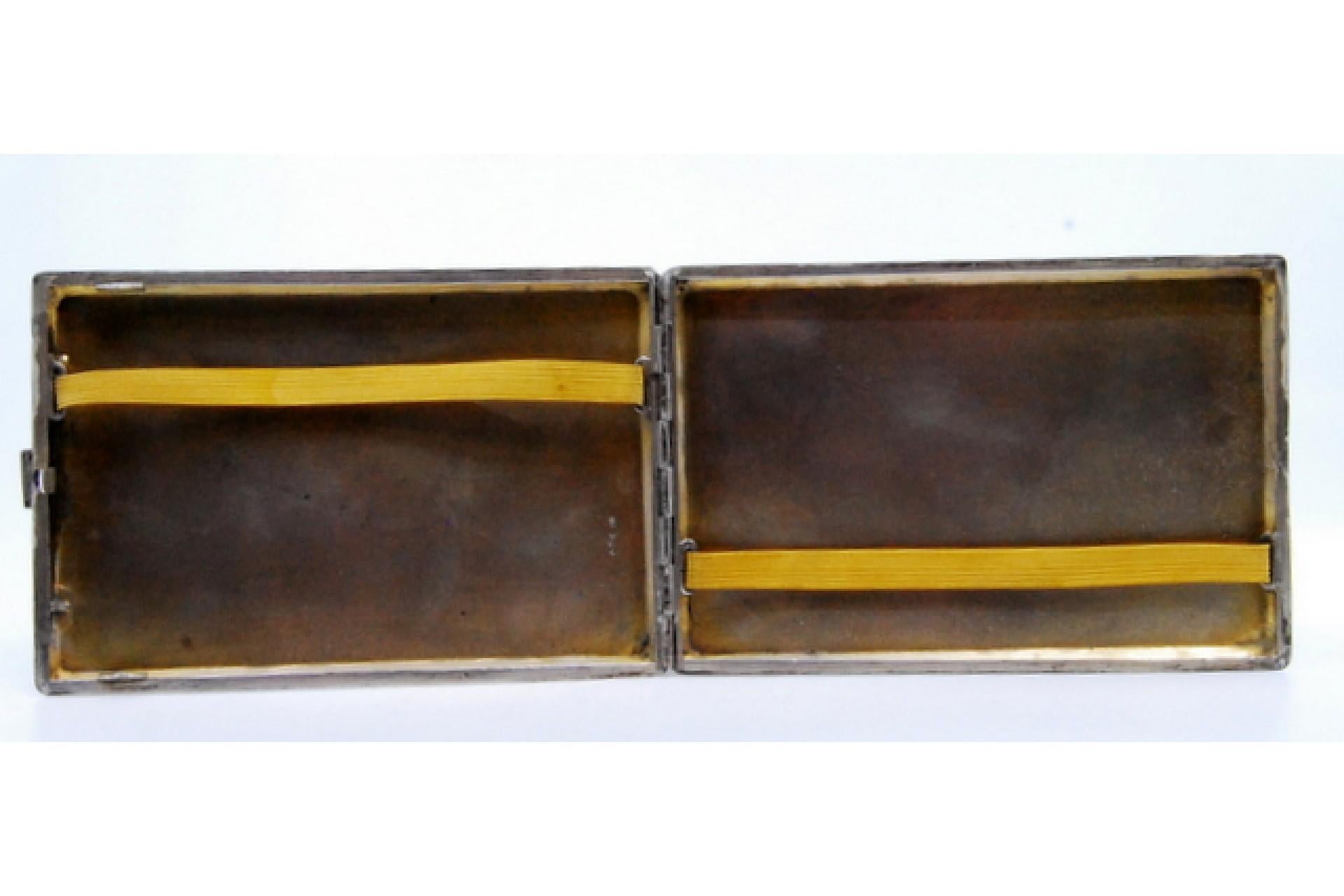 Description: Silver cigarette case with plant engravings, waves on the edge and hinged lid. Metal: Silver. Origin: European. Brand: Auseente. Weight: 134.45 grams. Dimensions: 11.6x7.7cm. Content: 900/1000. Assay Mark: Absent. Additional