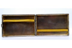 Silver cigarette case with plant engravings, waves on the edge and hinged lid