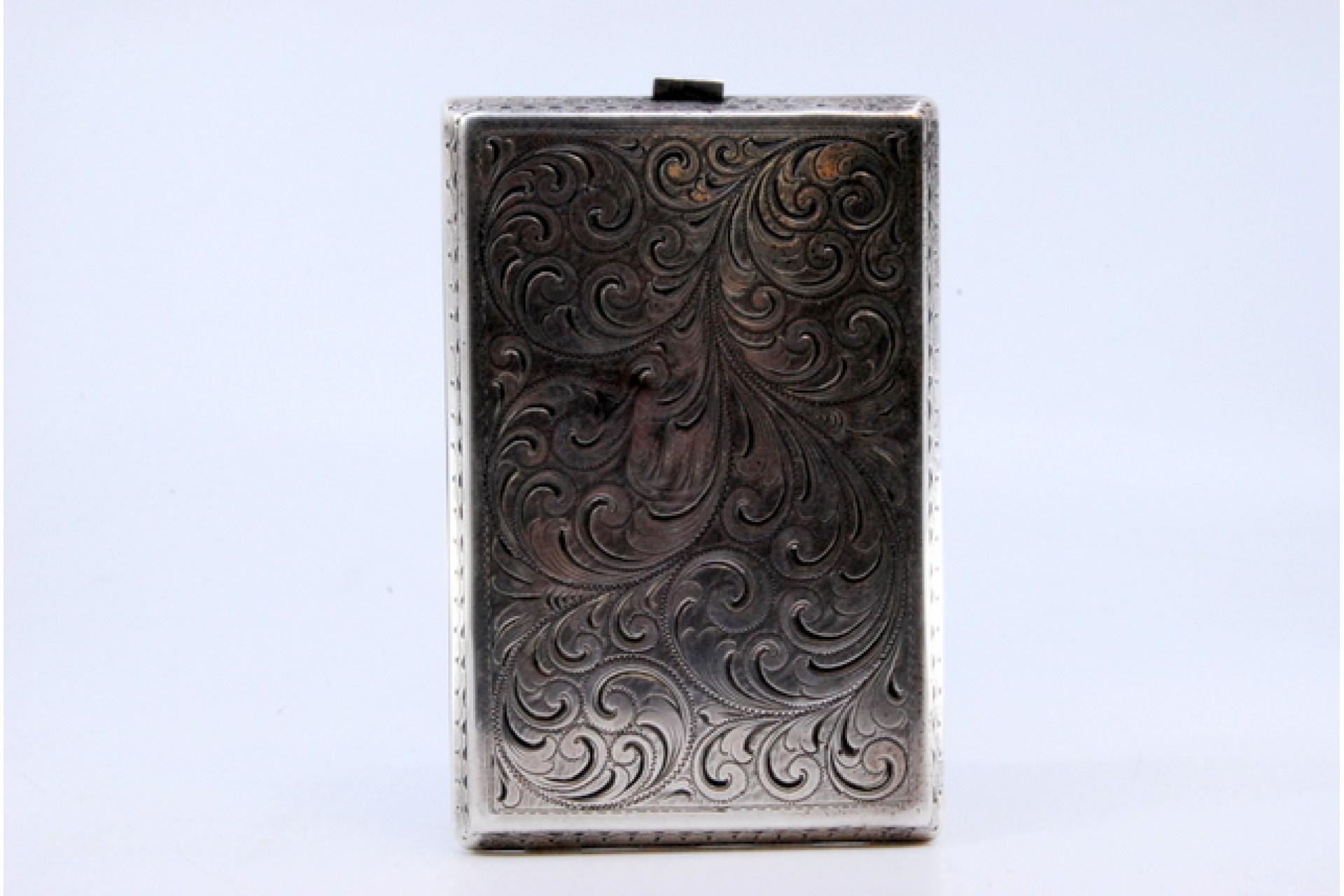 Silver cigarette case with plant engravings, waves on the edge and hinged lid In Good Condition For Sale In Porto, PT