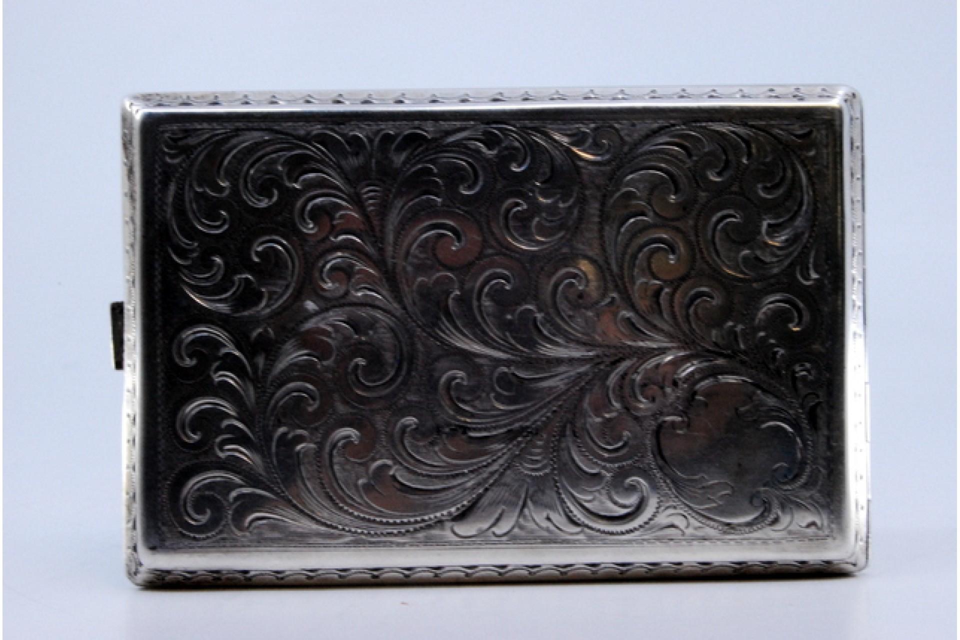 20th Century Silver cigarette case with plant engravings, waves on the edge and hinged lid For Sale