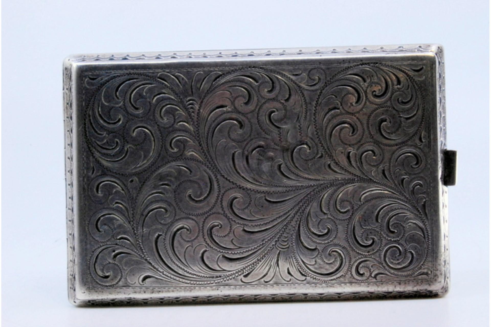 Silver cigarette case with plant engravings, waves on the edge and hinged lid For Sale 1