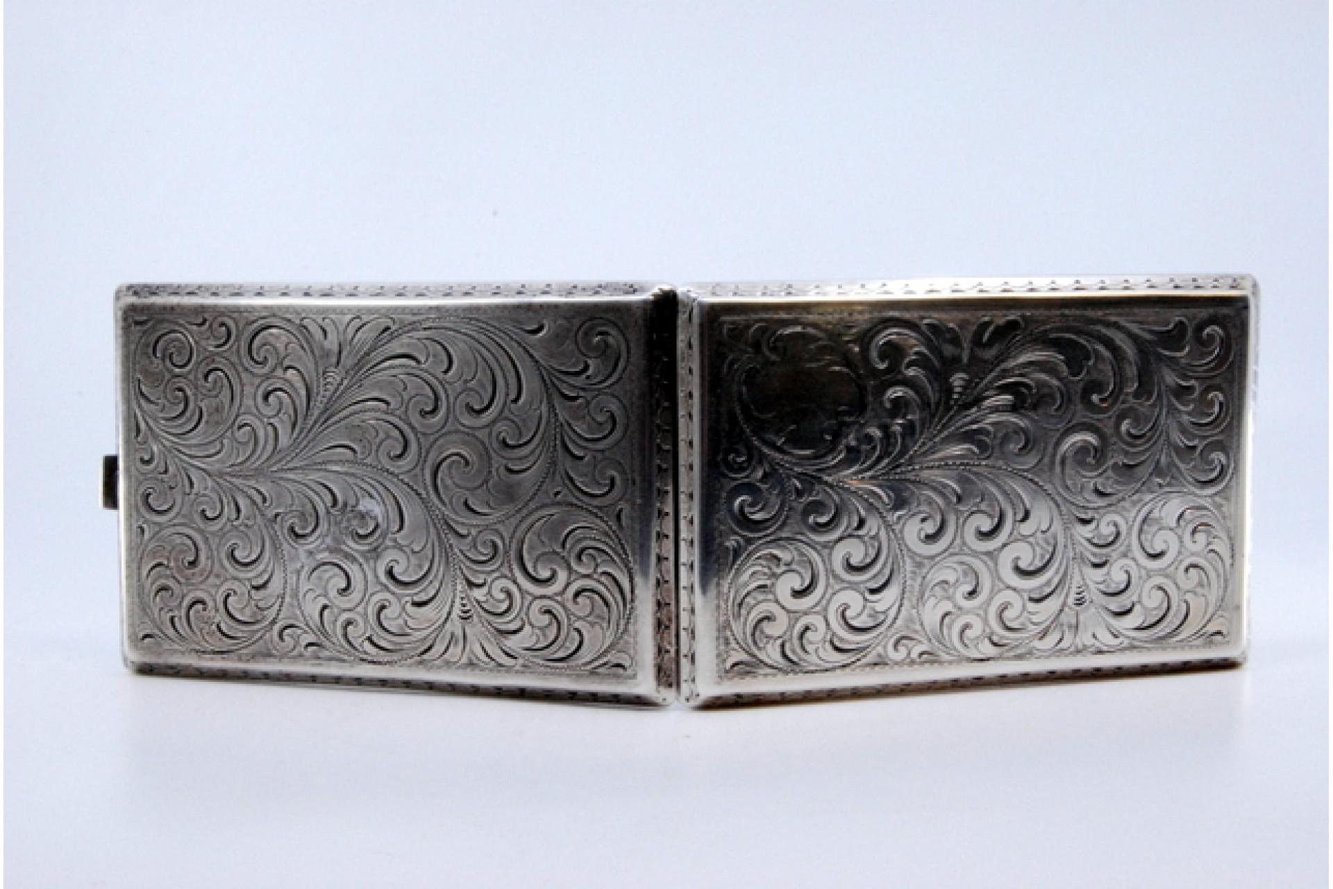 Silver cigarette case with plant engravings, waves on the edge and hinged lid For Sale 2