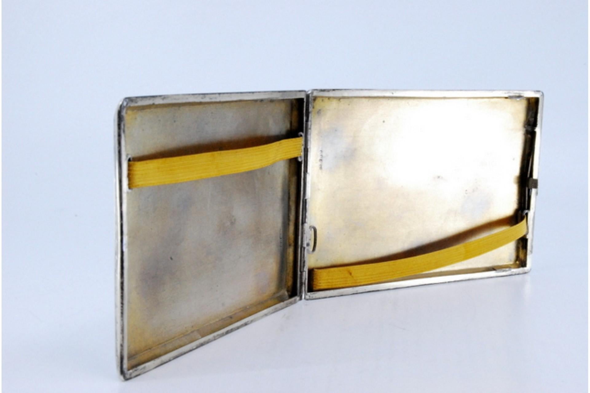 Silver cigarette case with plant engravings, waves on the edge and hinged lid For Sale 3