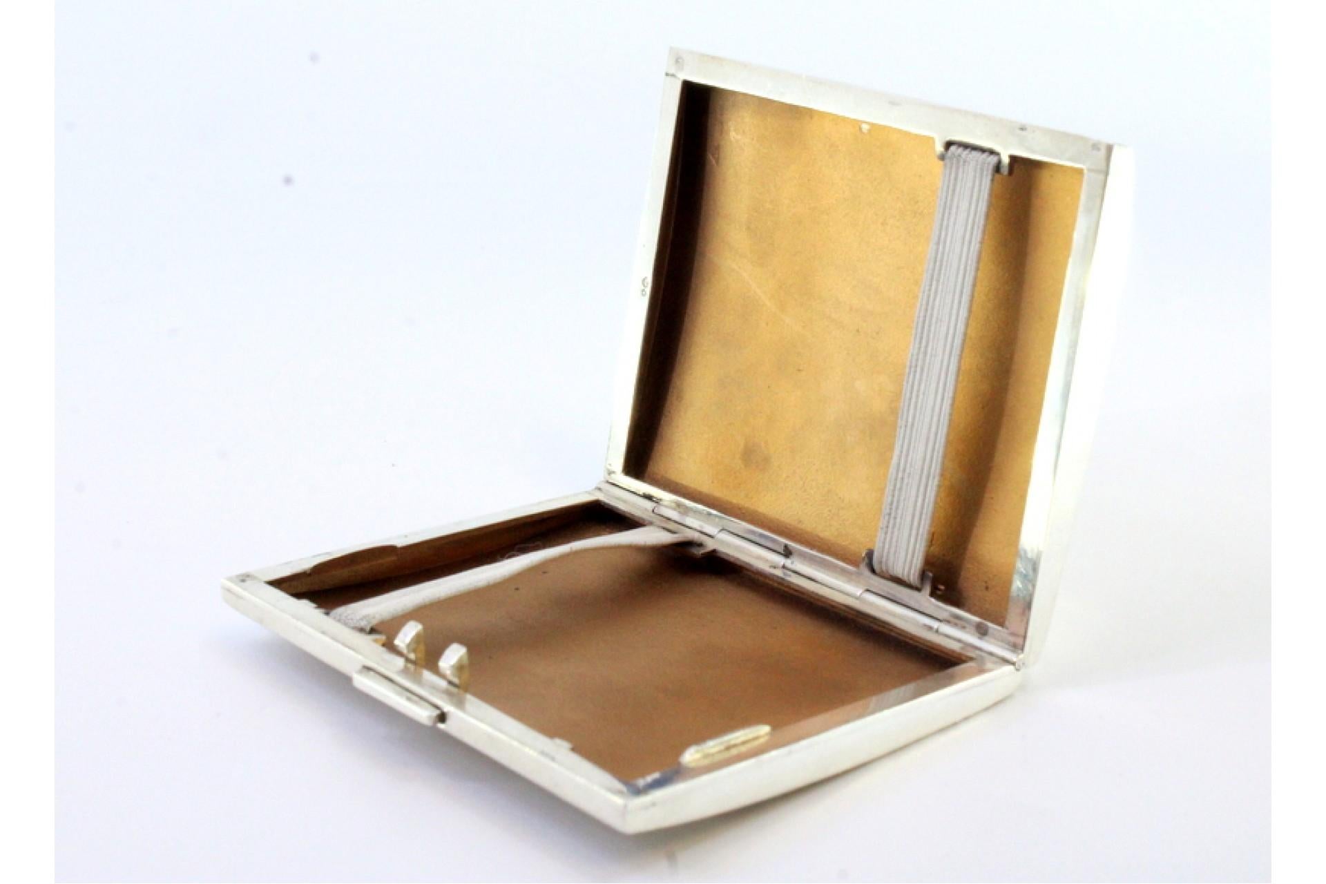 Silver cigarette case with reliefs, brushed silver lid and base trims In Good Condition For Sale In Porto, PT