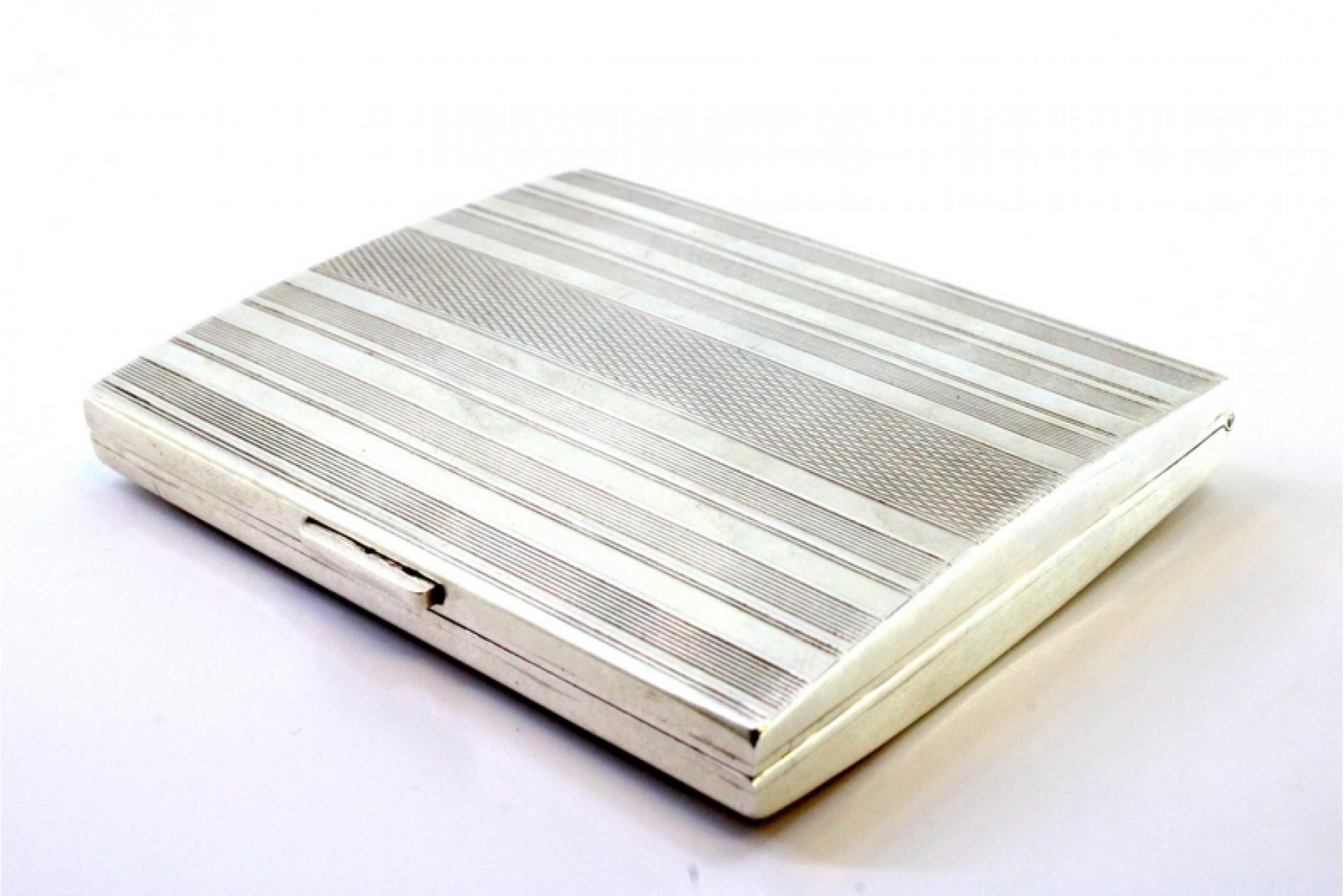 Silver cigarette case with reliefs, brushed silver lid and base trims For Sale 1