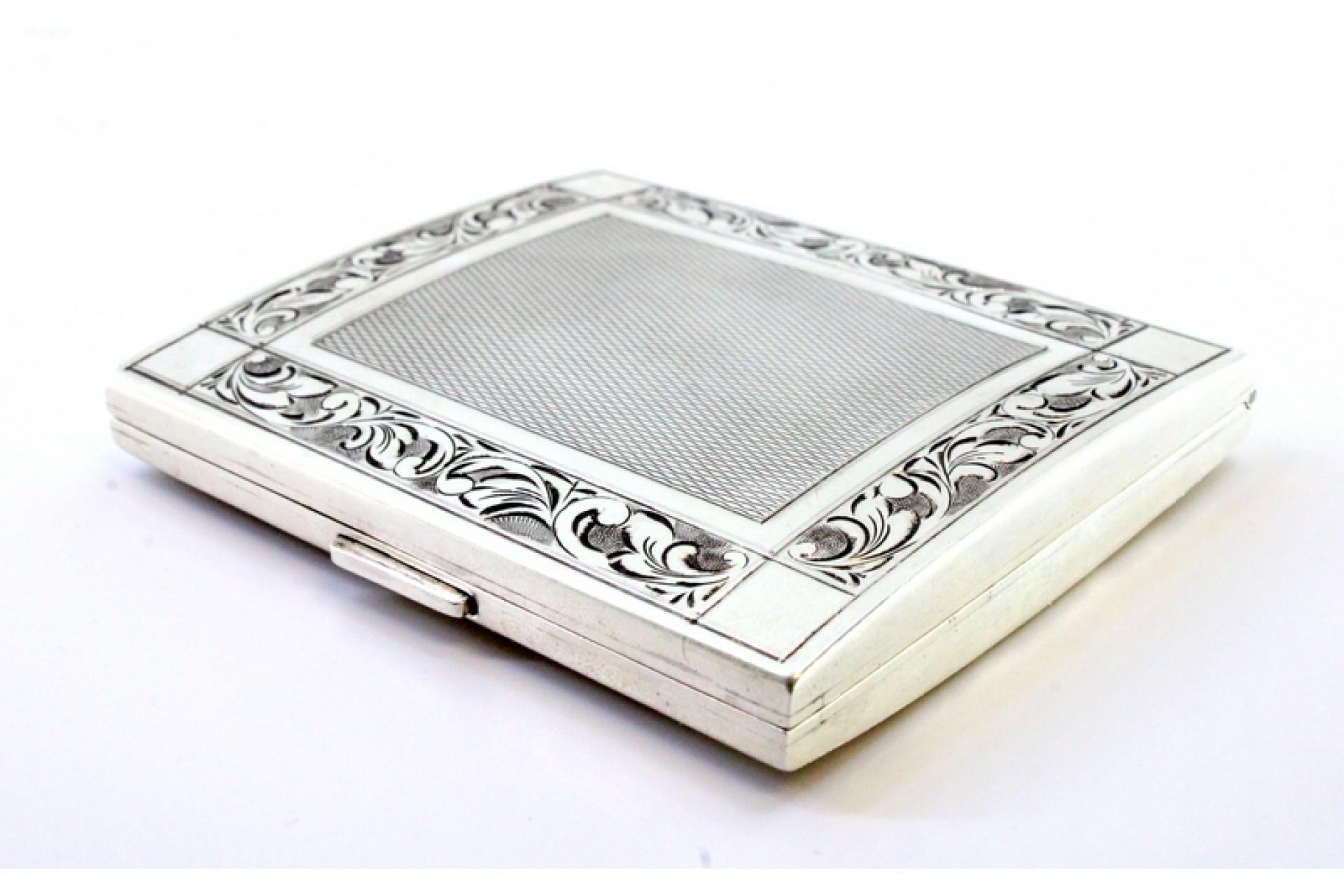 Silver cigarette case with reliefs, brushed silver lid and base trims For Sale 2