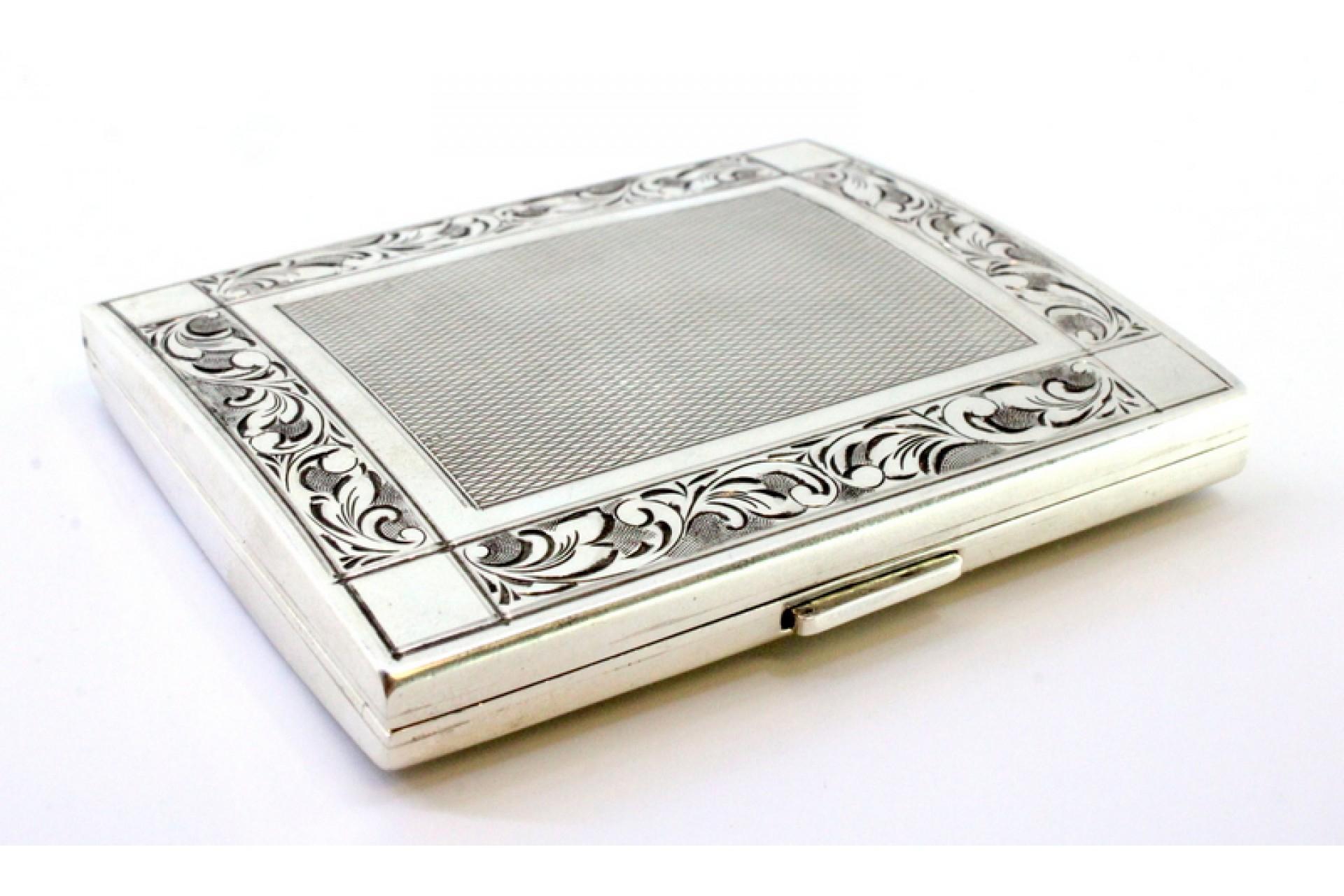 Silver cigarette case with reliefs, brushed silver lid and base trims For Sale 3
