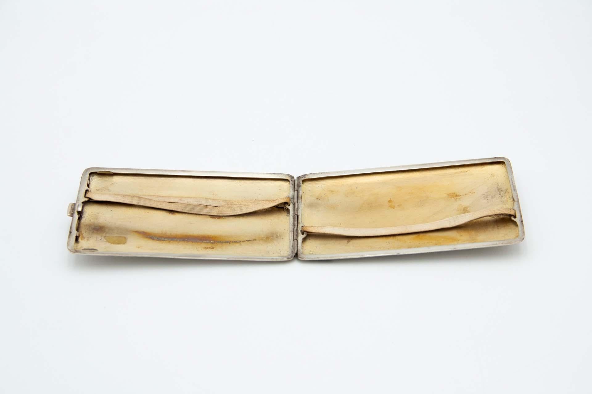 Silver cigarette case with reliefs In Good Condition For Sale In Porto, PT