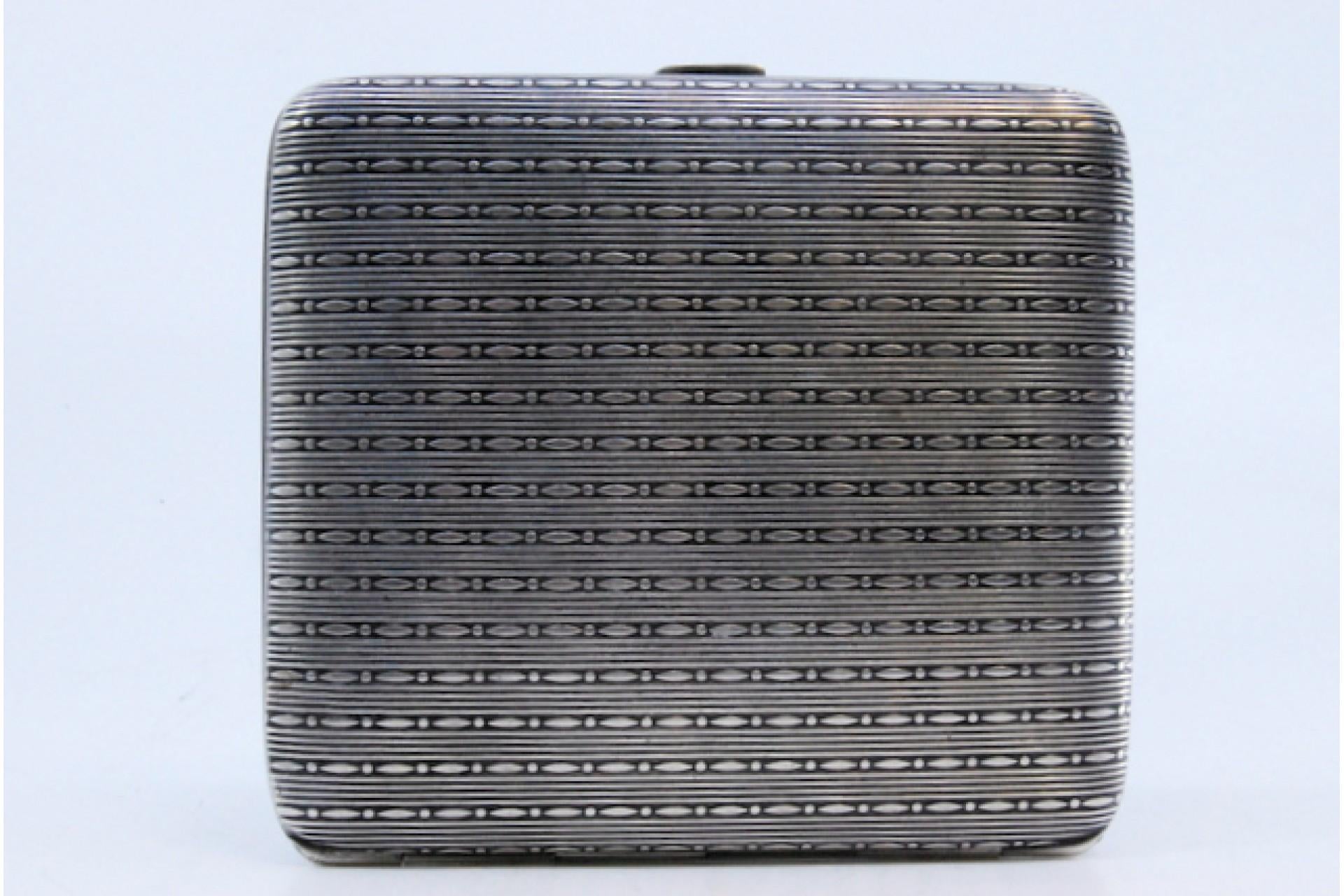 European Silver cigarette case with square-shaped chiseled reliefs and a hinged lid For Sale