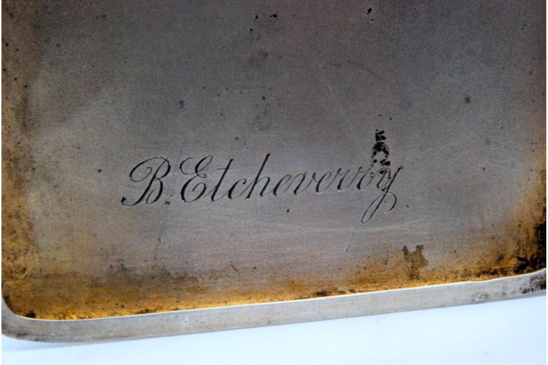 Silver cigarette case with square-shaped chiseled reliefs and a hinged lid In Good Condition For Sale In Porto, PT