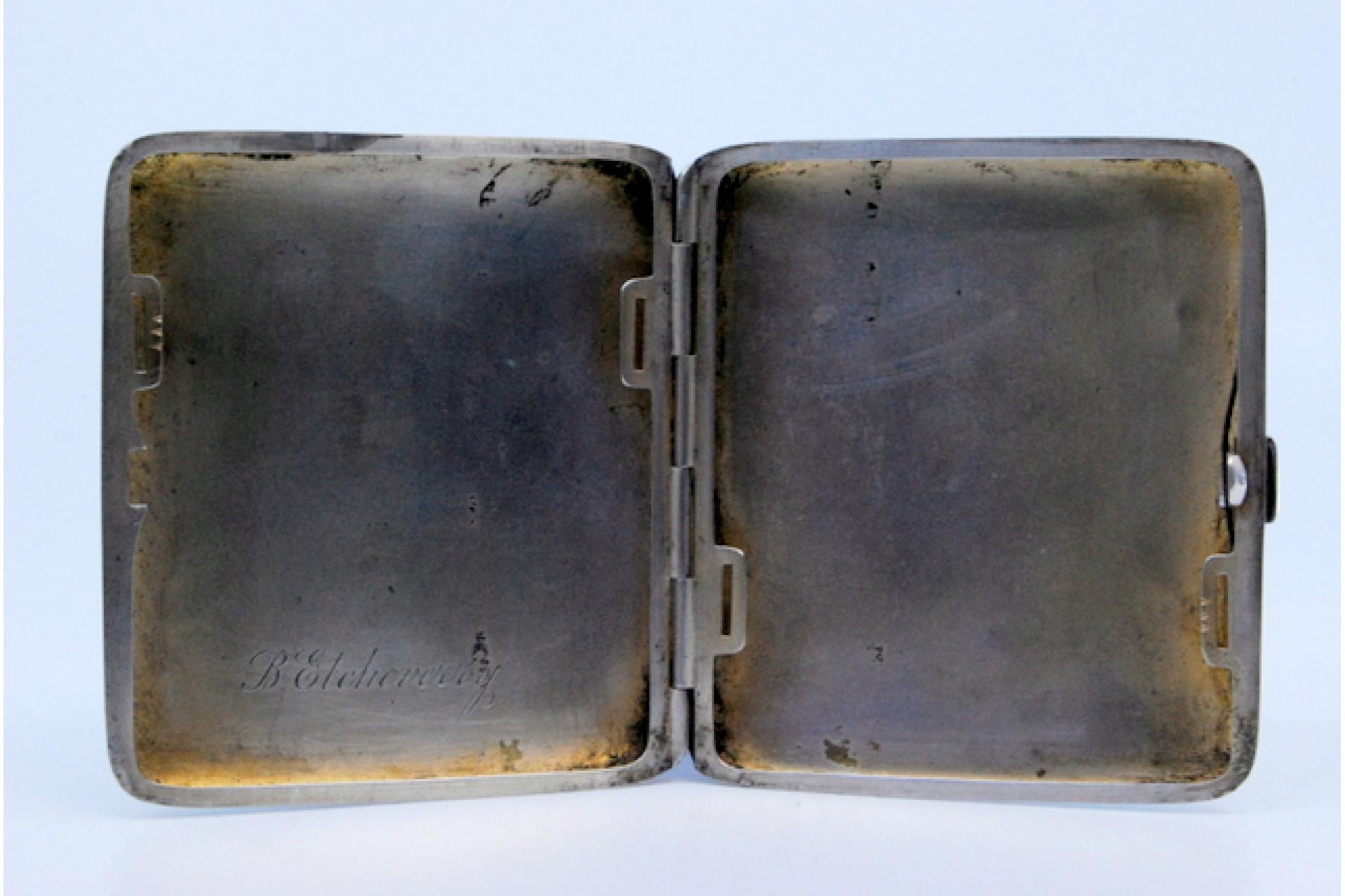 Silver cigarette case with square-shaped chiseled reliefs and a hinged lid For Sale 1