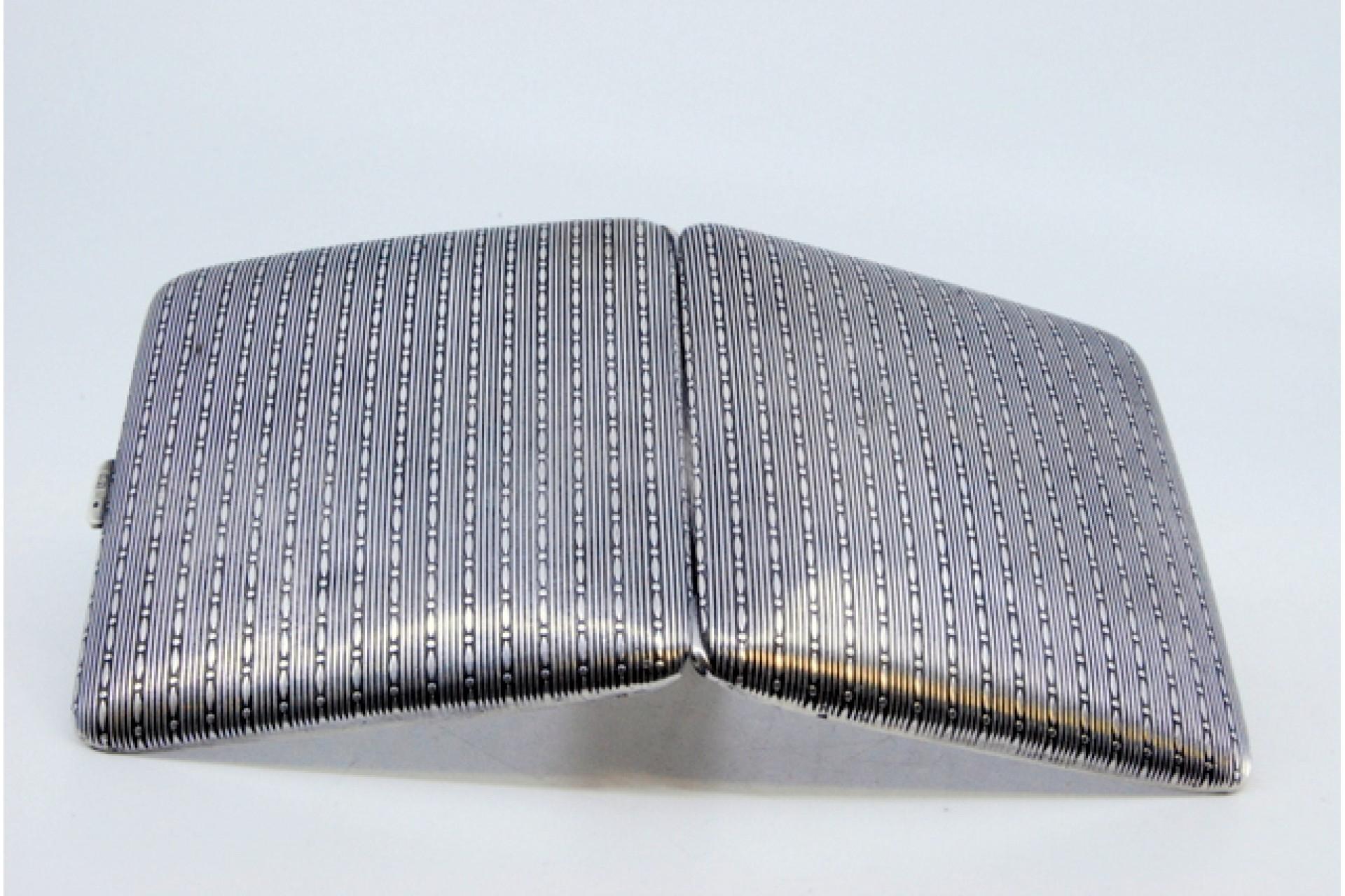 Silver cigarette case with square-shaped chiseled reliefs and a hinged lid For Sale 2