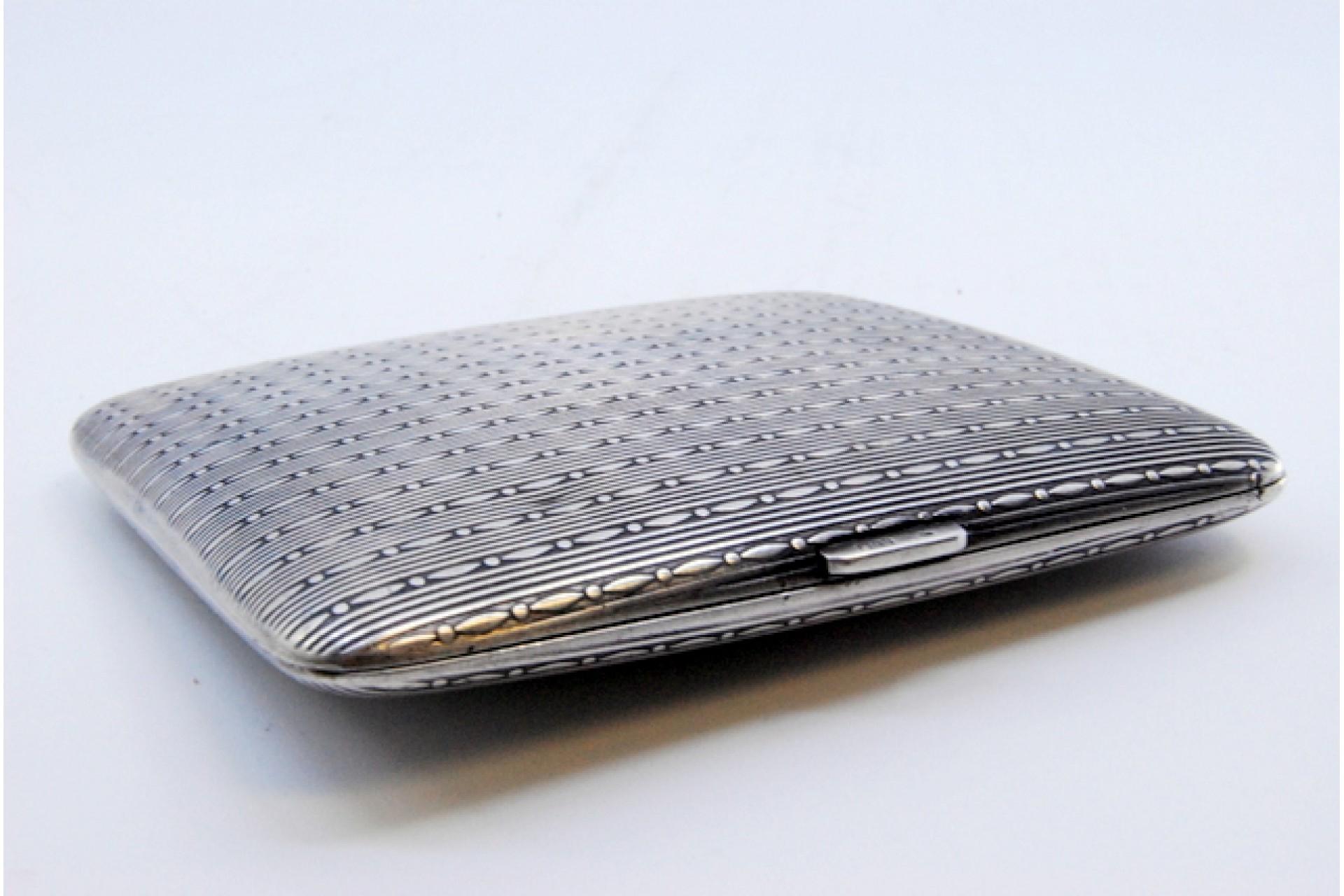 Silver cigarette case with square-shaped chiseled reliefs and a hinged lid For Sale 3