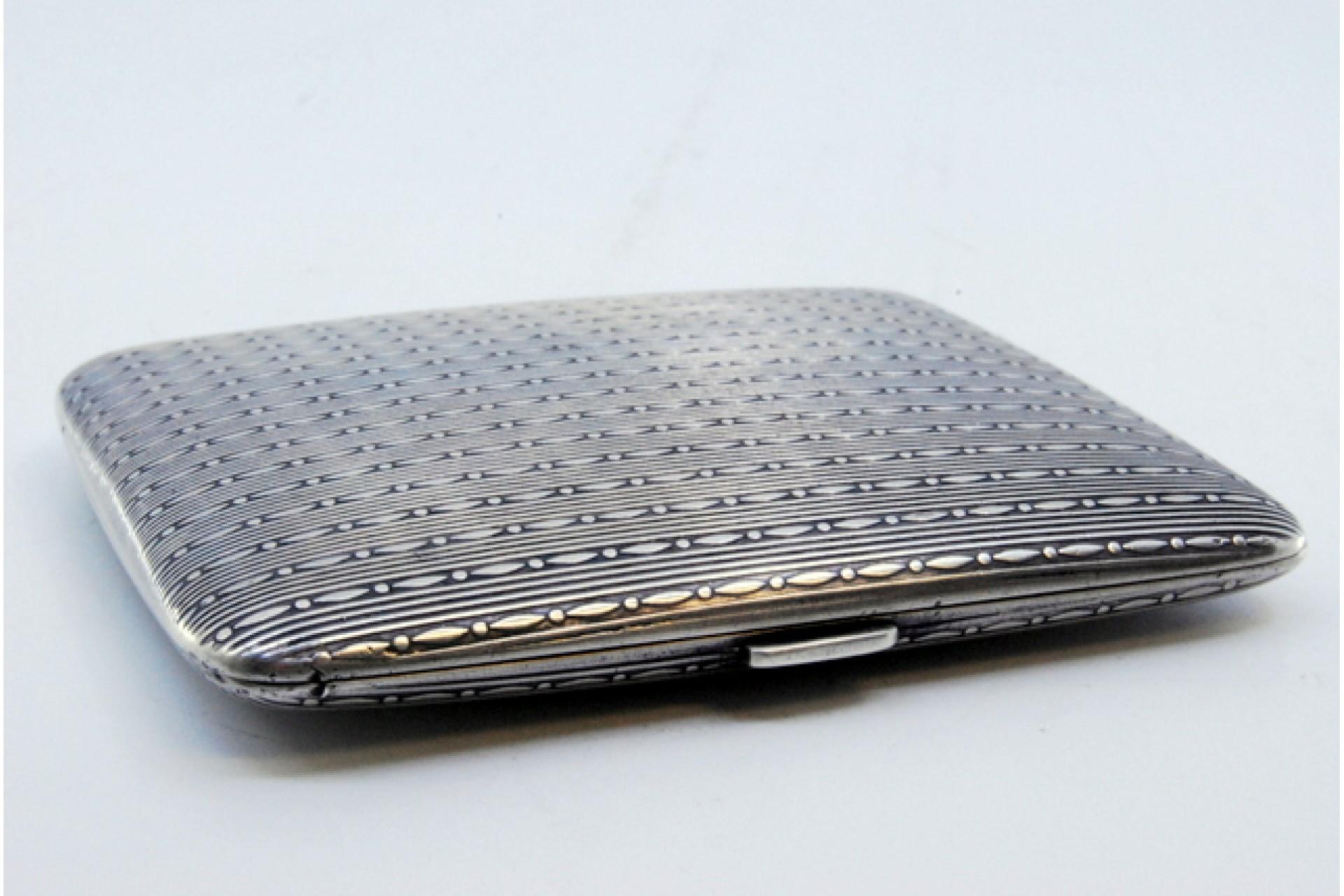 Silver cigarette case with square-shaped chiseled reliefs and a hinged lid For Sale 4