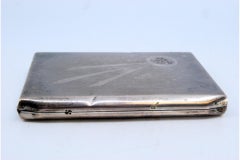 Pitillera de plata con tres rayas en relieve en la tapa