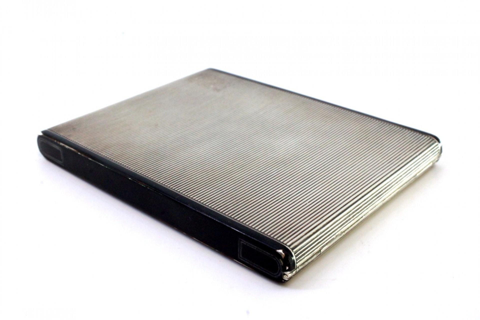 Européen Silver cigarette case with top trim, gold interior and snap-on lid en vente