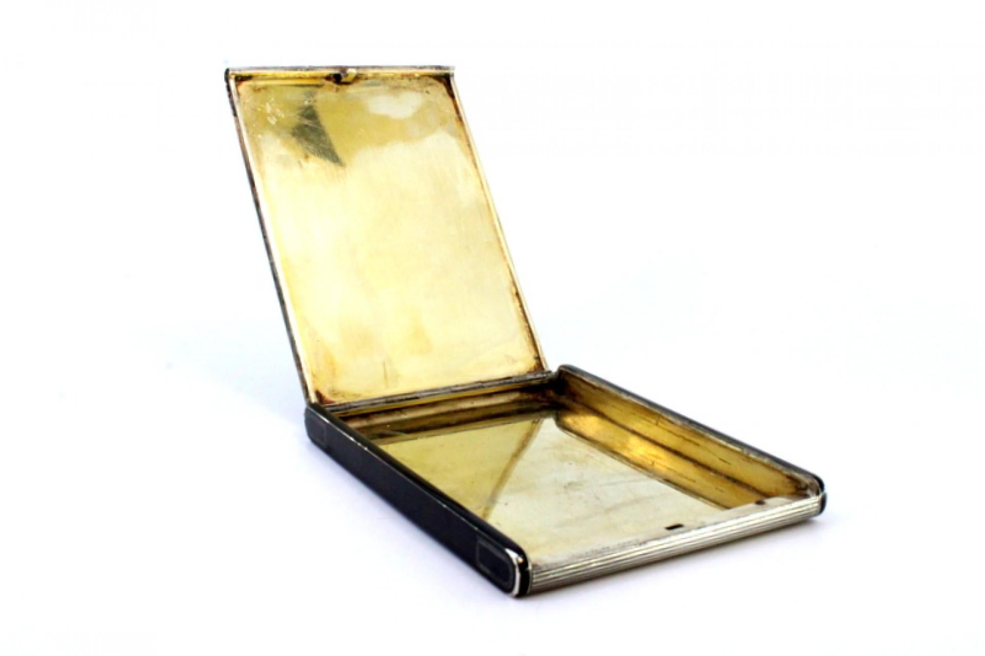 20ième siècle Silver cigarette case with top trim, gold interior and snap-on lid en vente