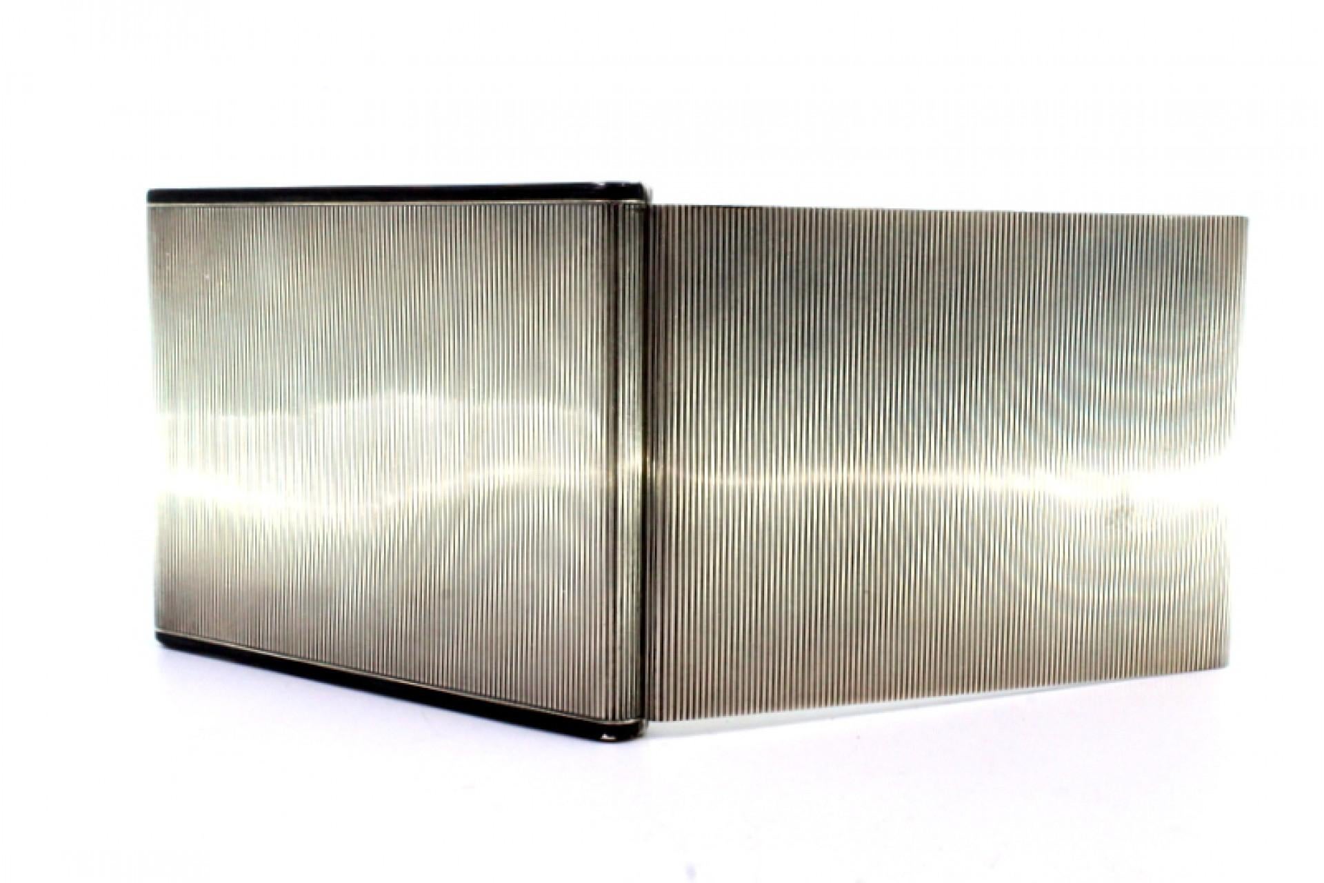 Silver cigarette case with top trim, gold interior and snap-on lid en vente 1