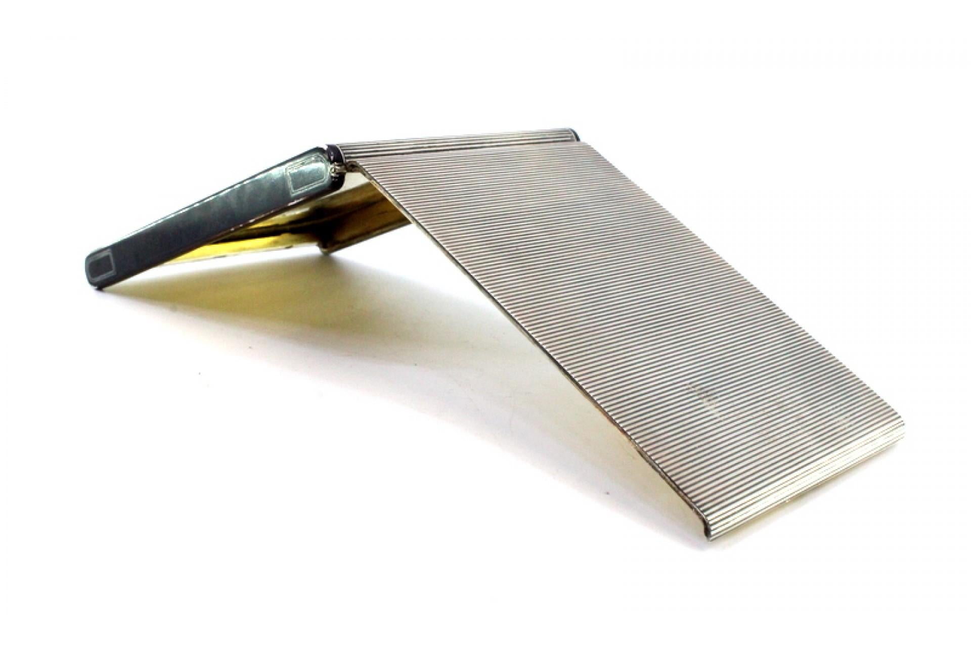 Silver cigarette case with top trim, gold interior and snap-on lid en vente 2