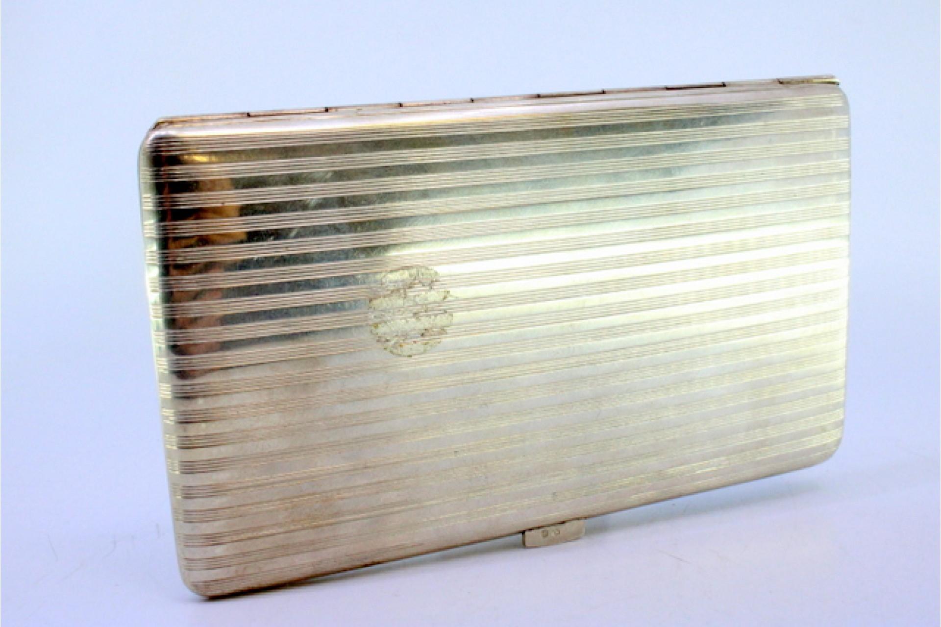 Description : Etui à cigarettes en argent avec rainures hautes, couvercle à charnière et intérieur doré. Métal : Argent. Origine : Portugais. Marque : javali II Titre. Poids : 185.8 grammes. Dimensions : 14.2x8.2cm : 14.2x8.2cm. Contenu : 833/1000.