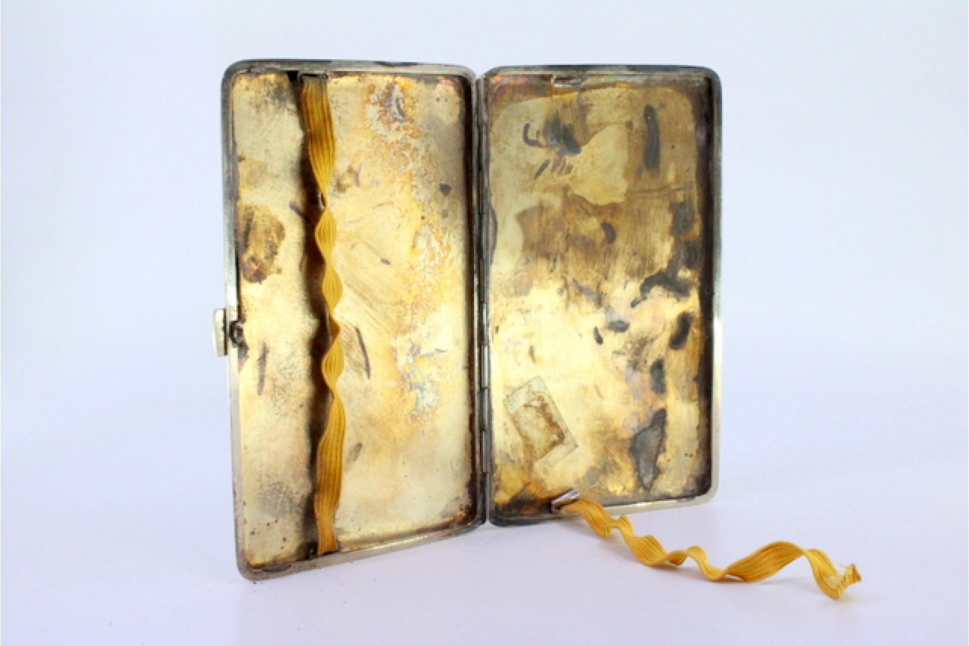 Européen Silver cigarette case with top trim, hinged lid and gold interior en vente