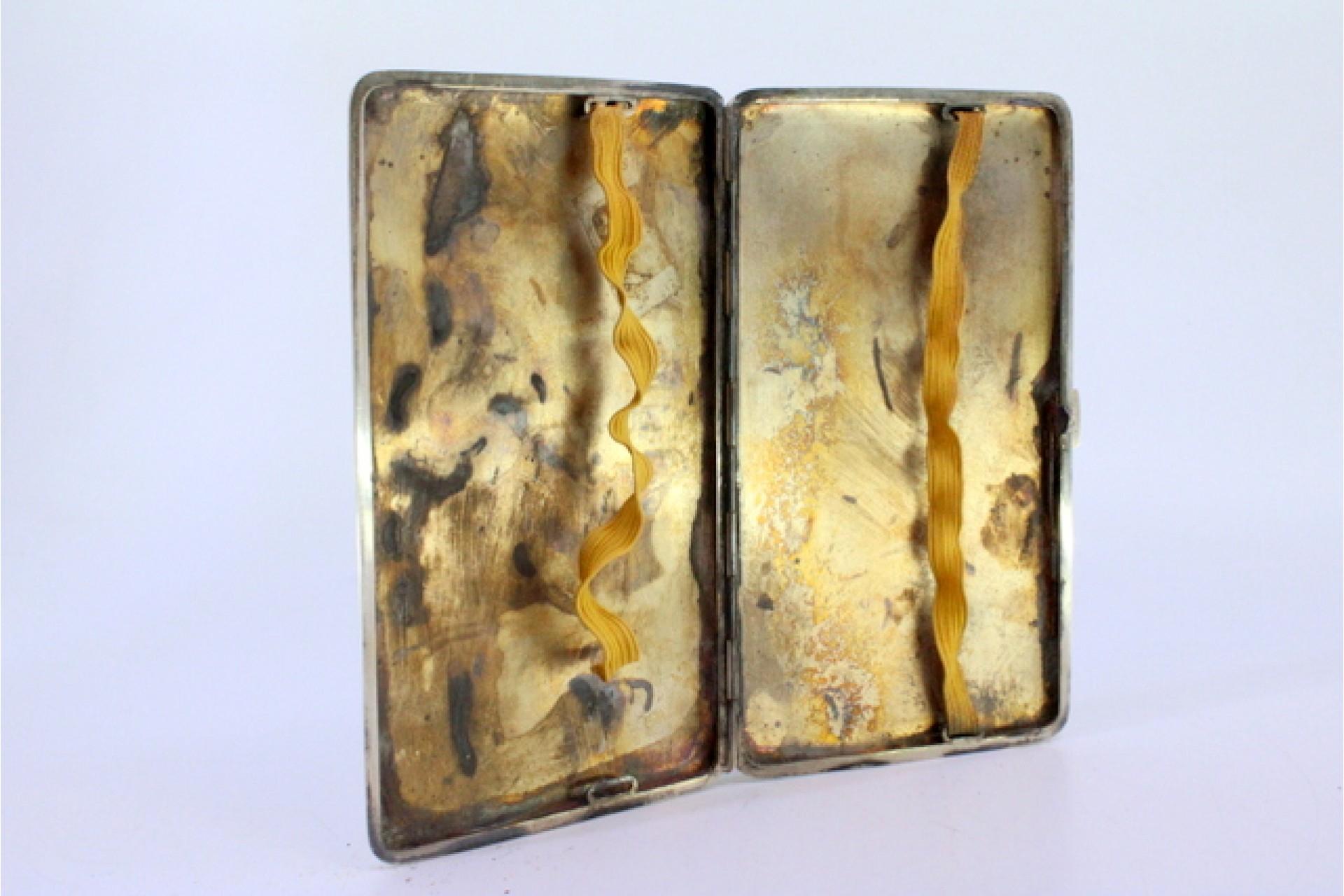 XIXe siècle Silver cigarette case with top trim, hinged lid and gold interior en vente