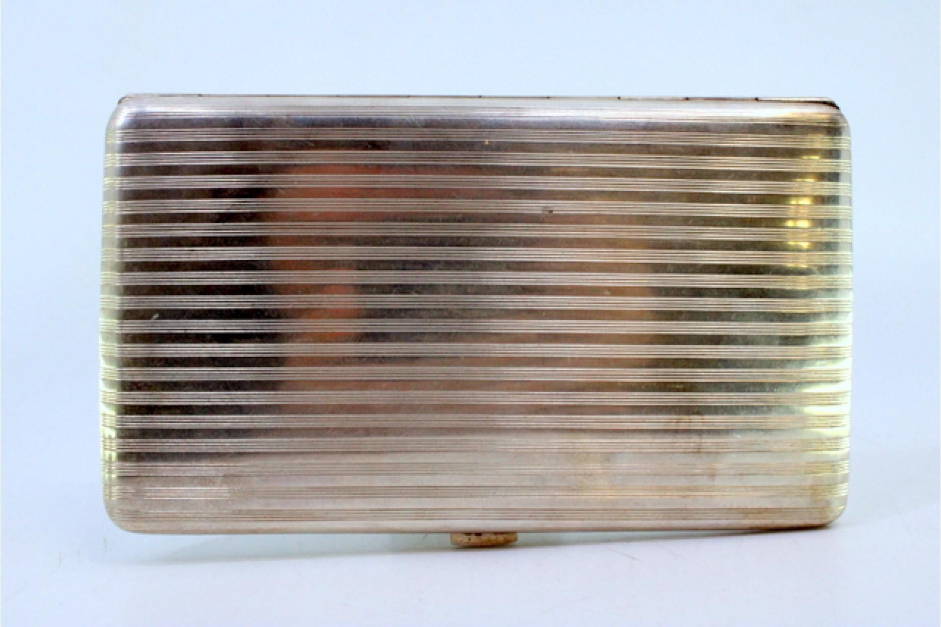 Argent Silver cigarette case with top trim, hinged lid and gold interior en vente