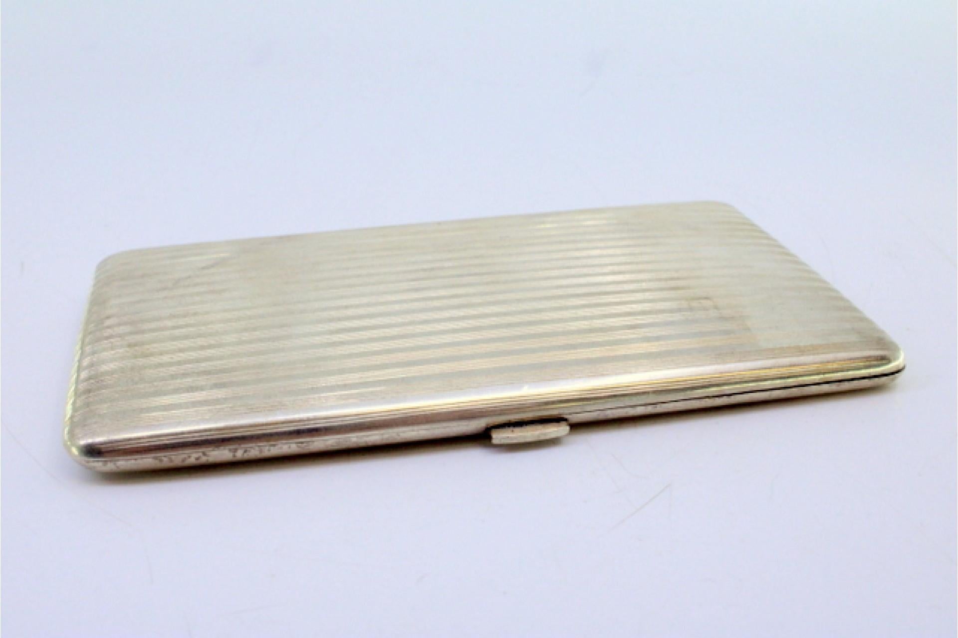 Silver cigarette case with top trim, hinged lid and gold interior en vente 1